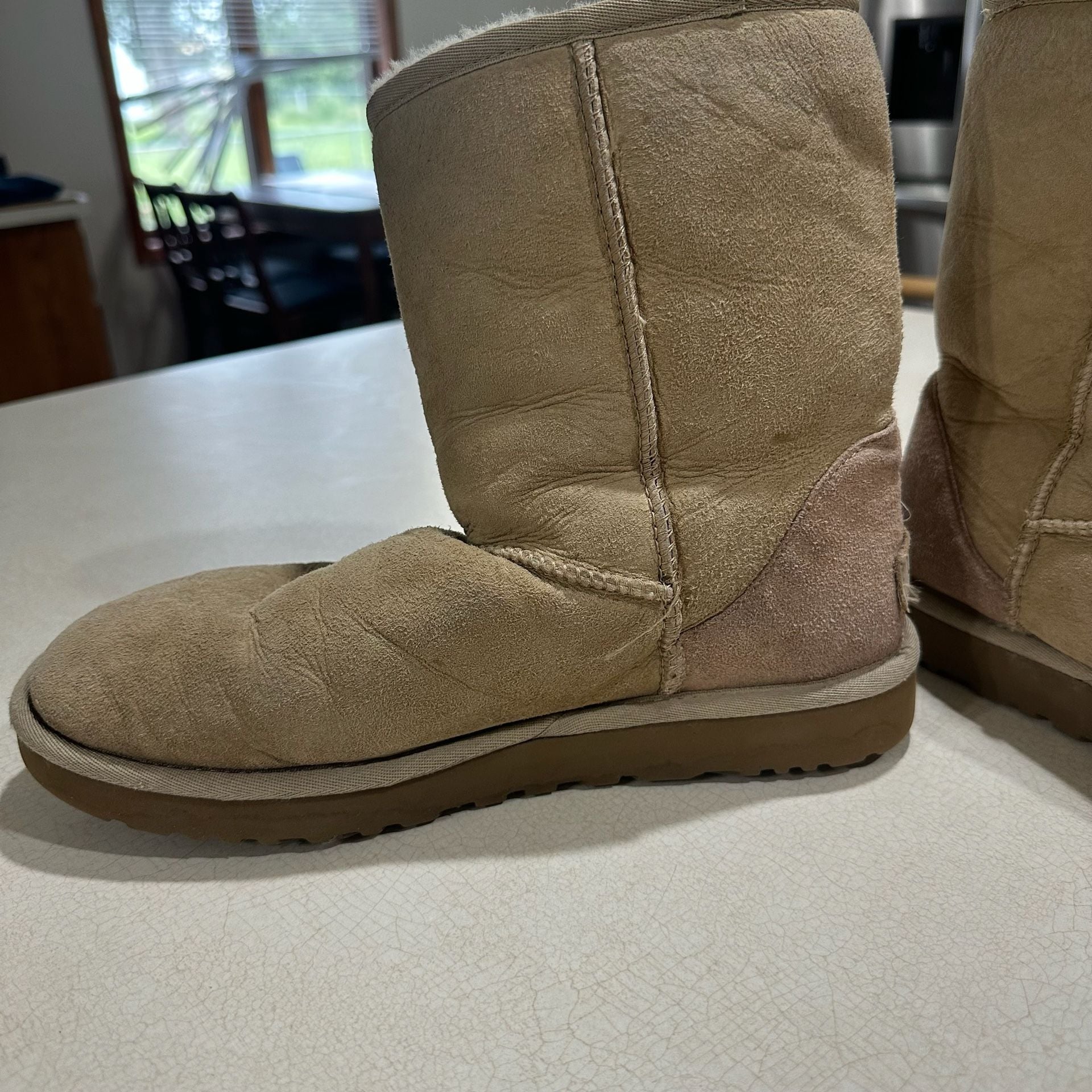 Authentic UGG Classic II Sheepskin Short Shearling Tan Boot Womens Size 10 6