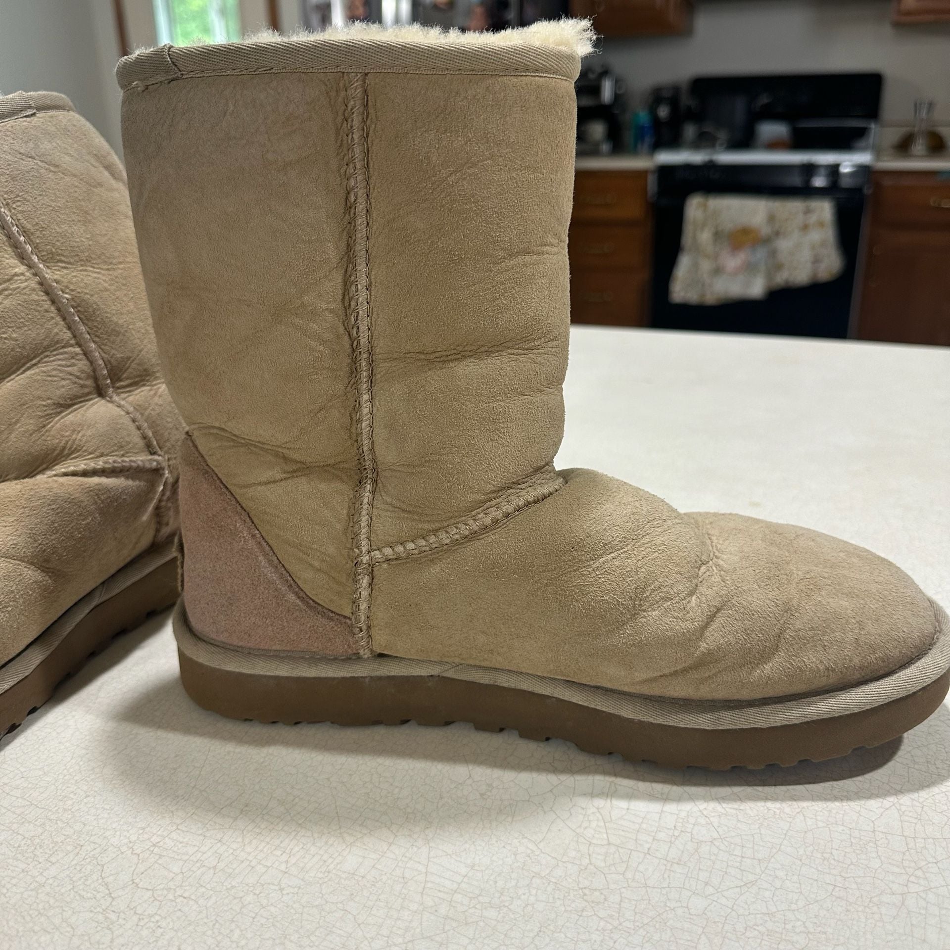 Authentic UGG Classic II Sheepskin Short Shearling Tan Boot Womens Size 10 7