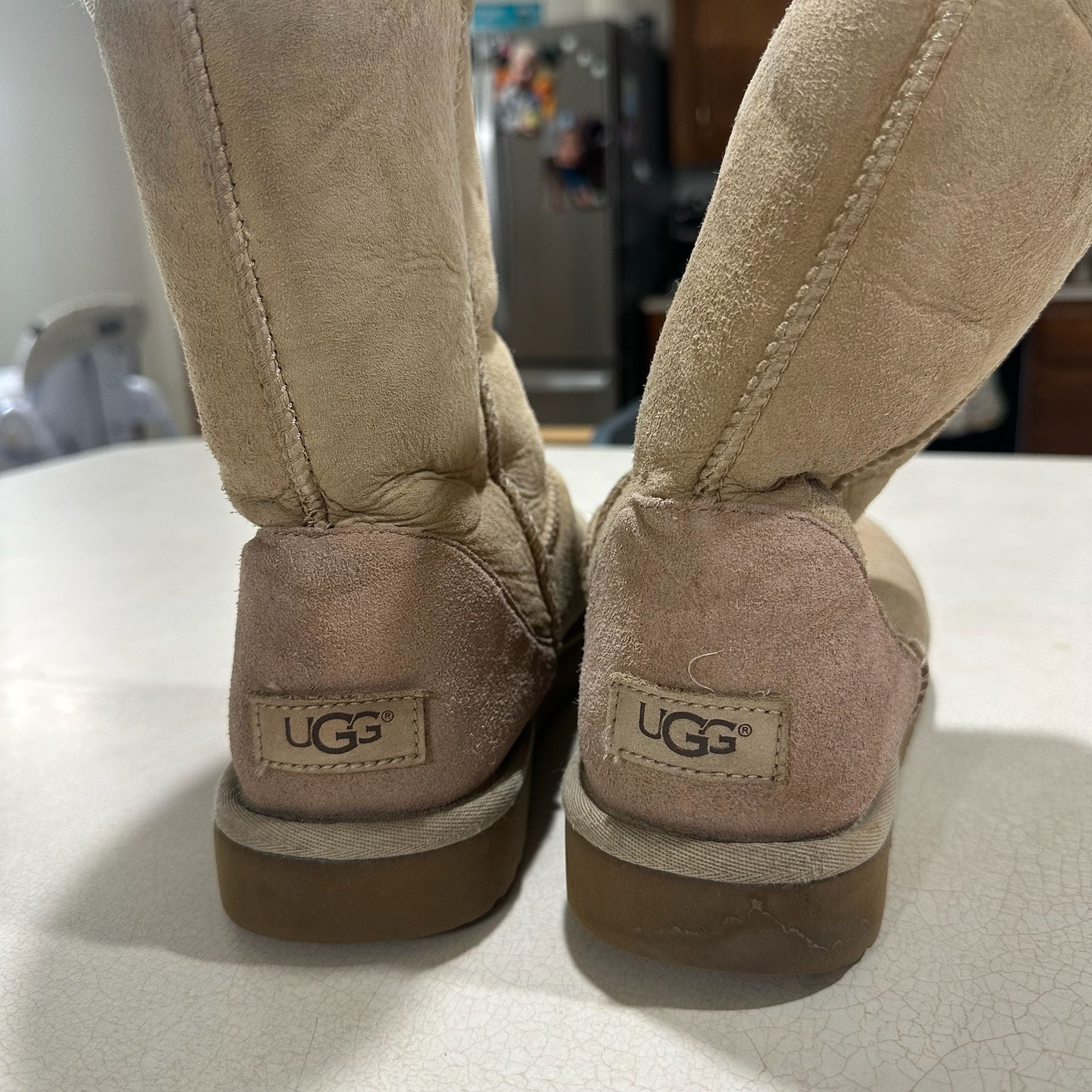 Authentic UGG Classic II Sheepskin Short Shearling Tan Boot Womens Size 10 8
