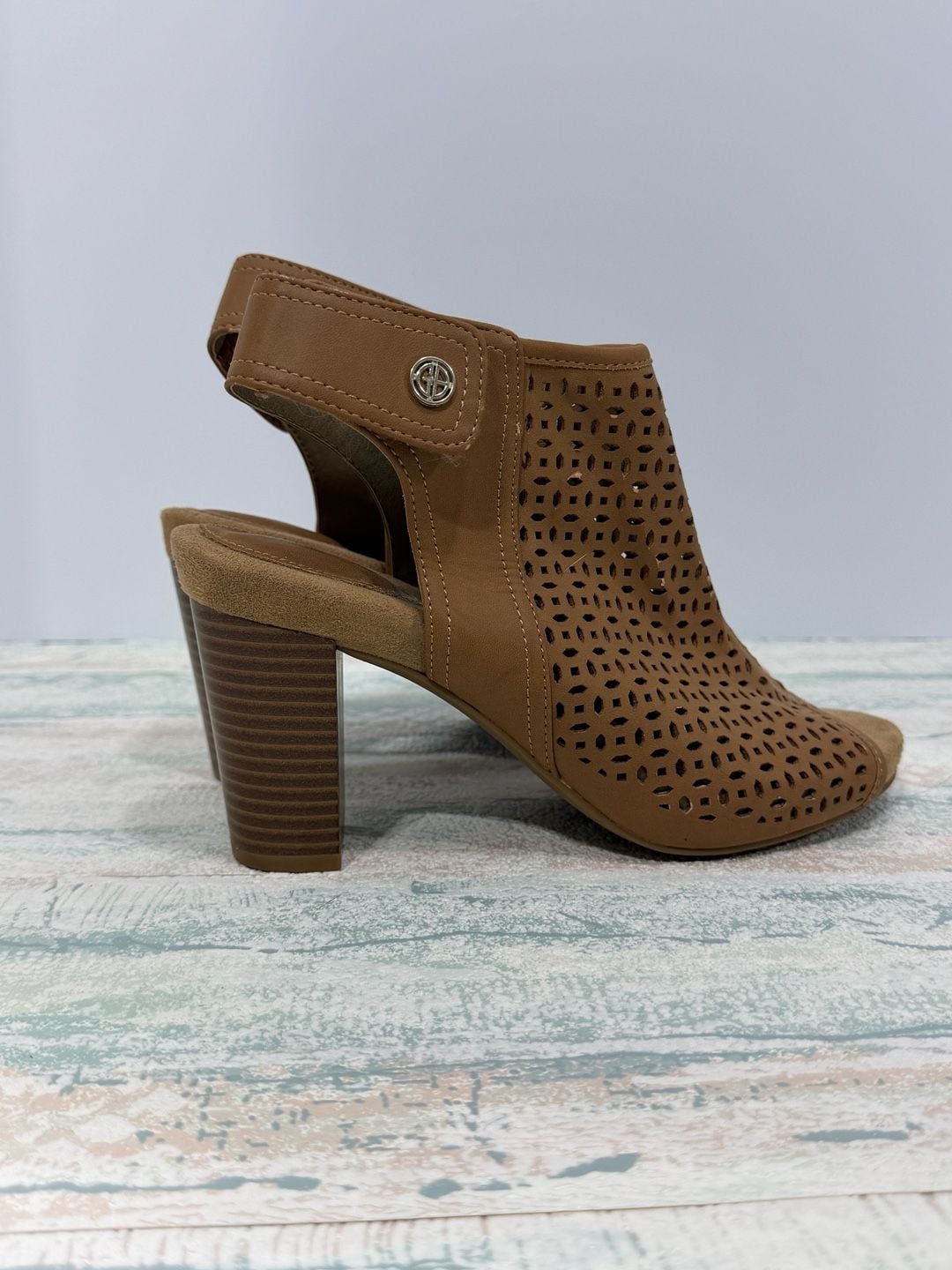 Giani Bernini Joiseyy Perforated Shooties Size 7M Tan Memory Foam Heels 6