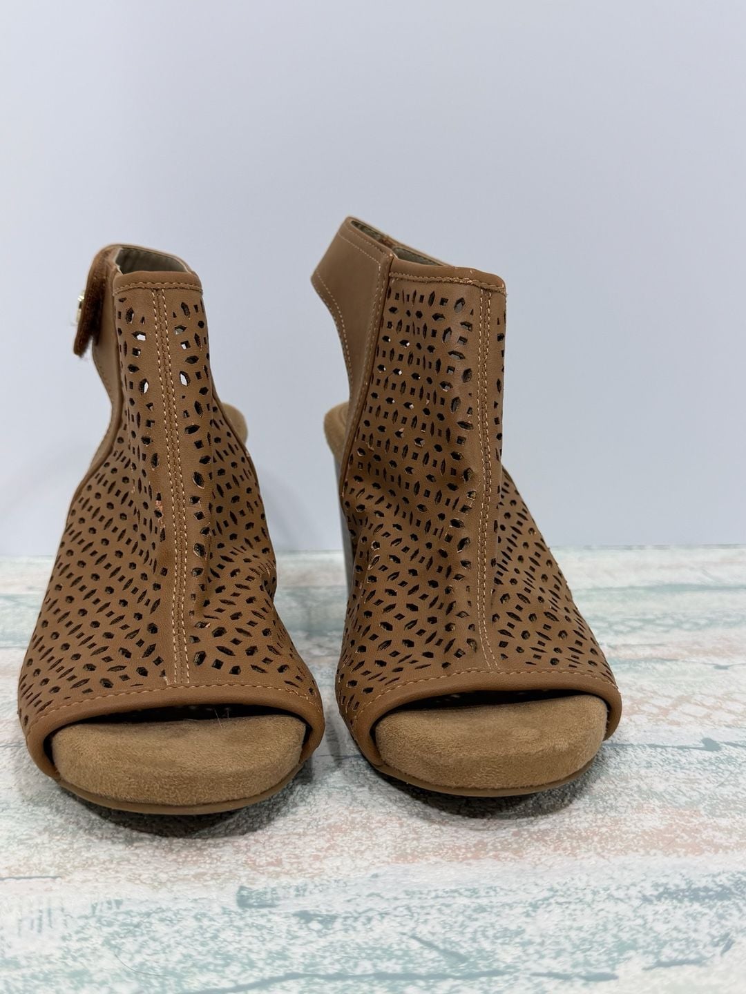 Giani Bernini Joiseyy Perforated Shooties Size 7M Tan Memory Foam Heels 7