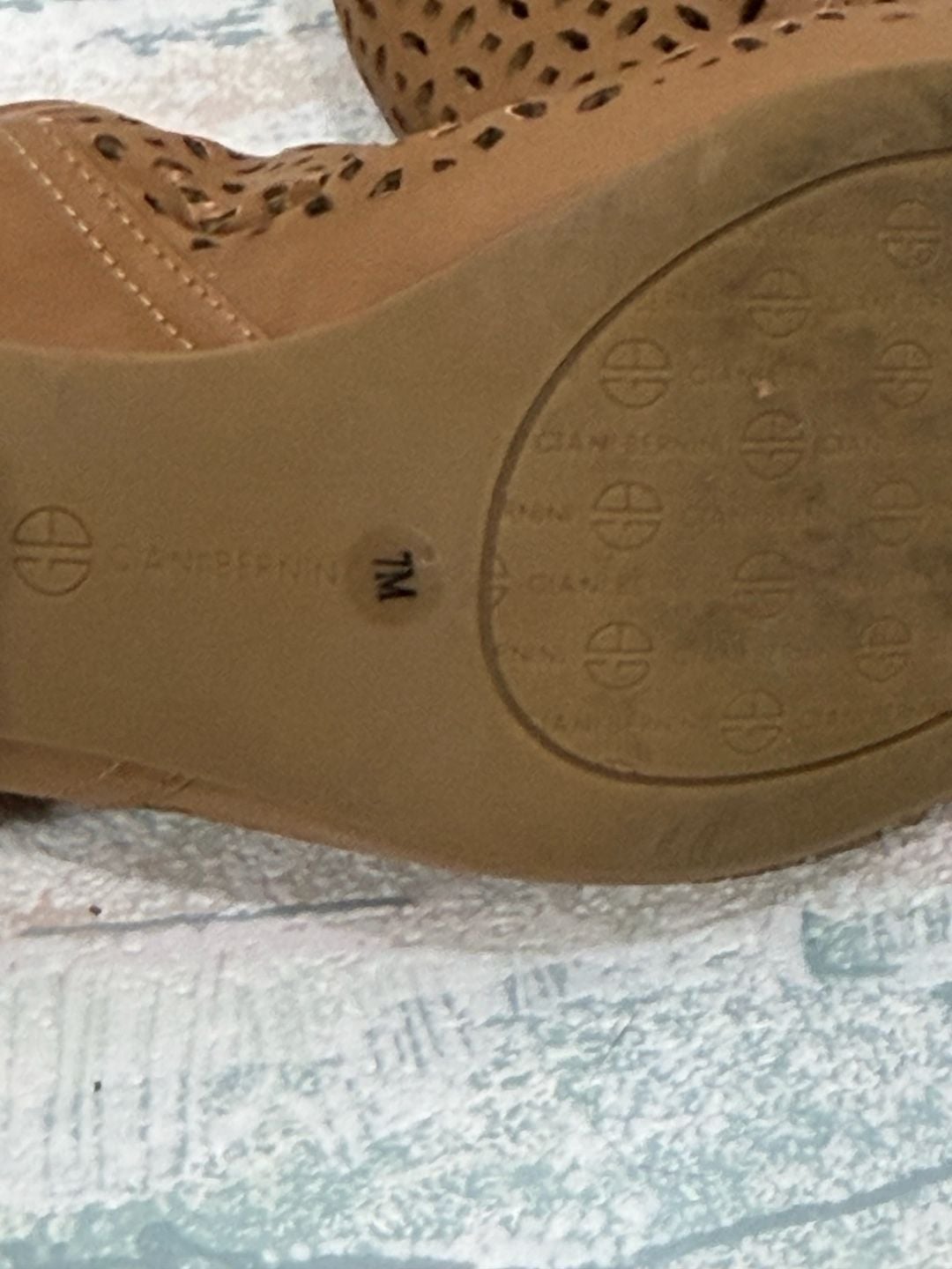 Giani Bernini Joiseyy Perforated Shooties Size 7M Tan Memory Foam Heels 9