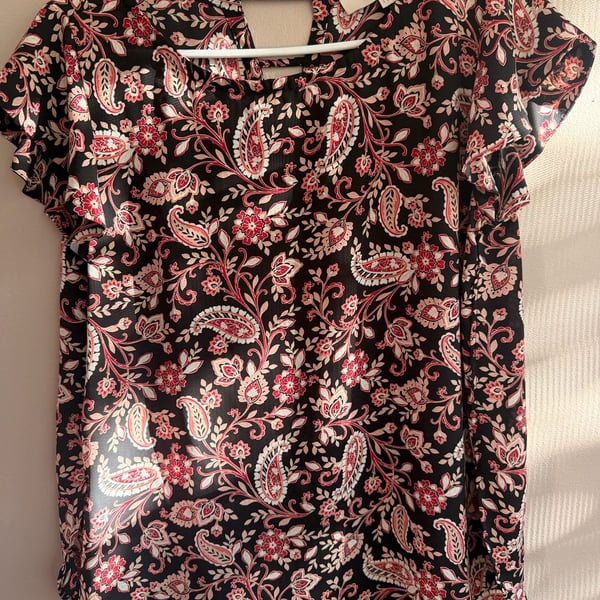 Loft Flutter Sleeve Top Size S Black Coral Paisley Print
