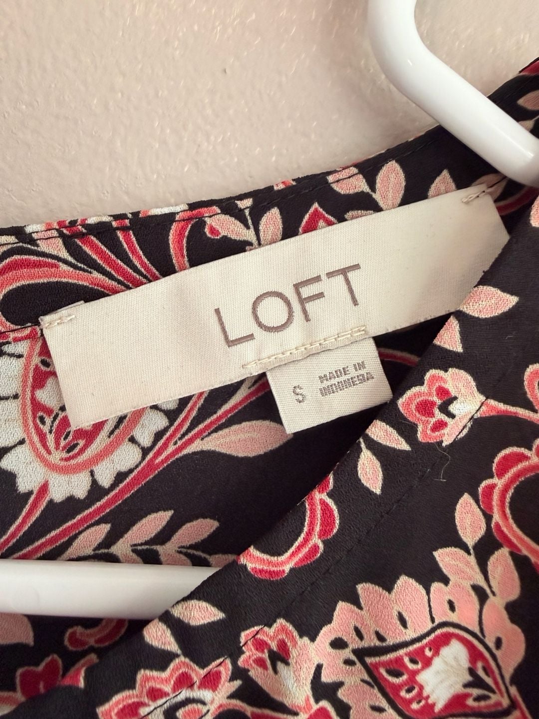 Loft Flutter Sleeve Top Size S Black Coral Paisley Print 3