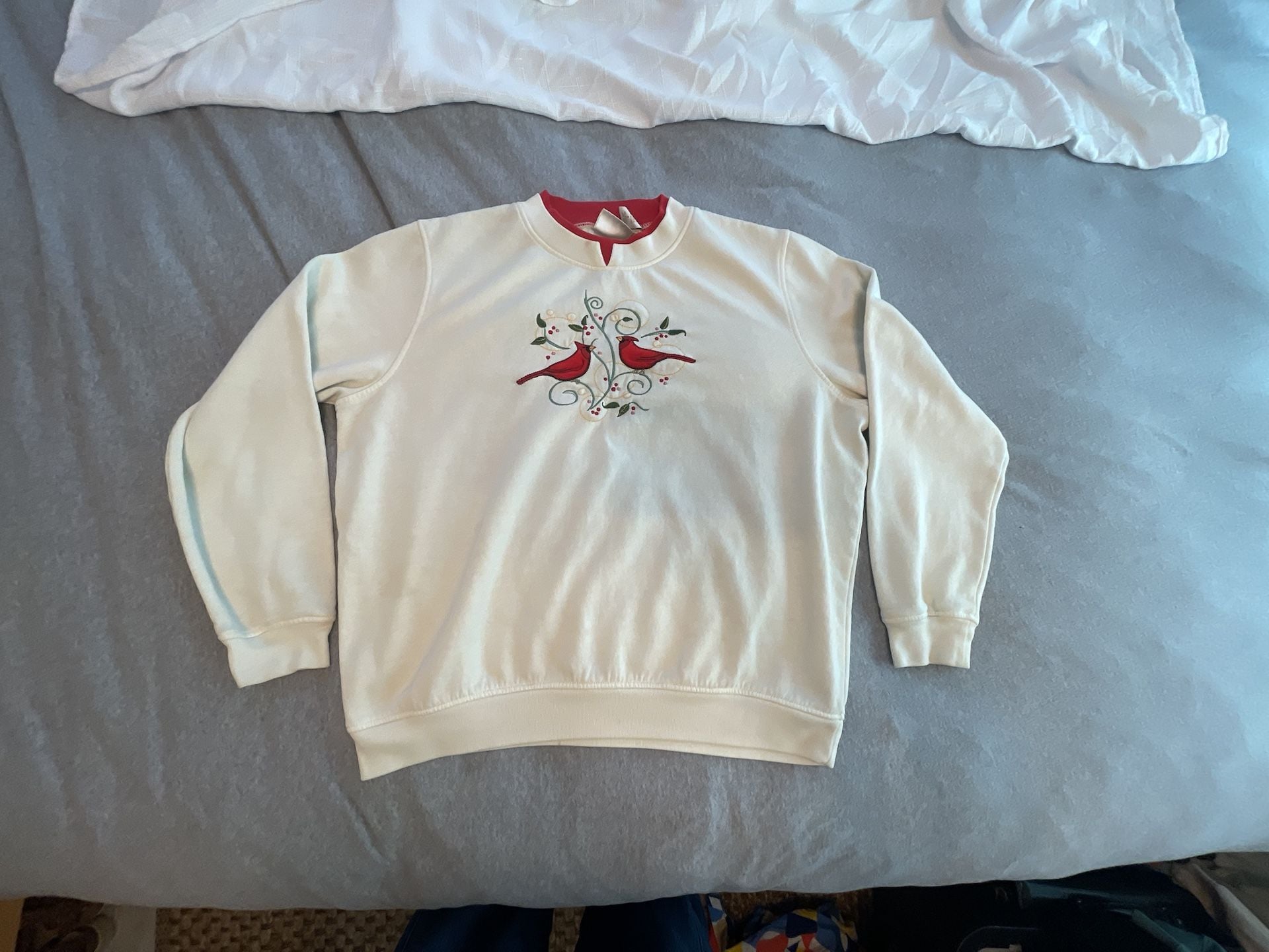 Cardinal Sweatshirt Size L White Embroidered Holiday Crewneck
Grandma chic
Fall 2