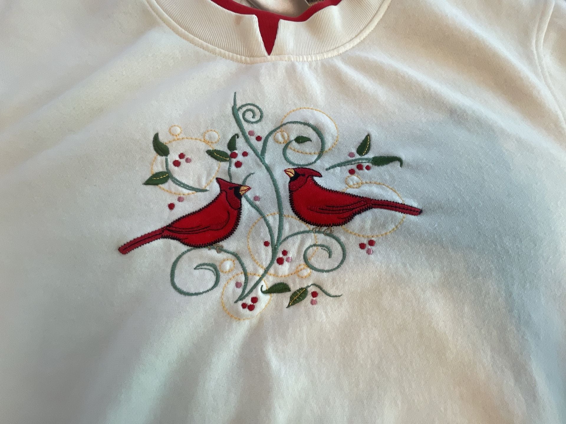 Cardinal Sweatshirt Size L White Embroidered Holiday Crewneck
Grandma chic
Fall 3