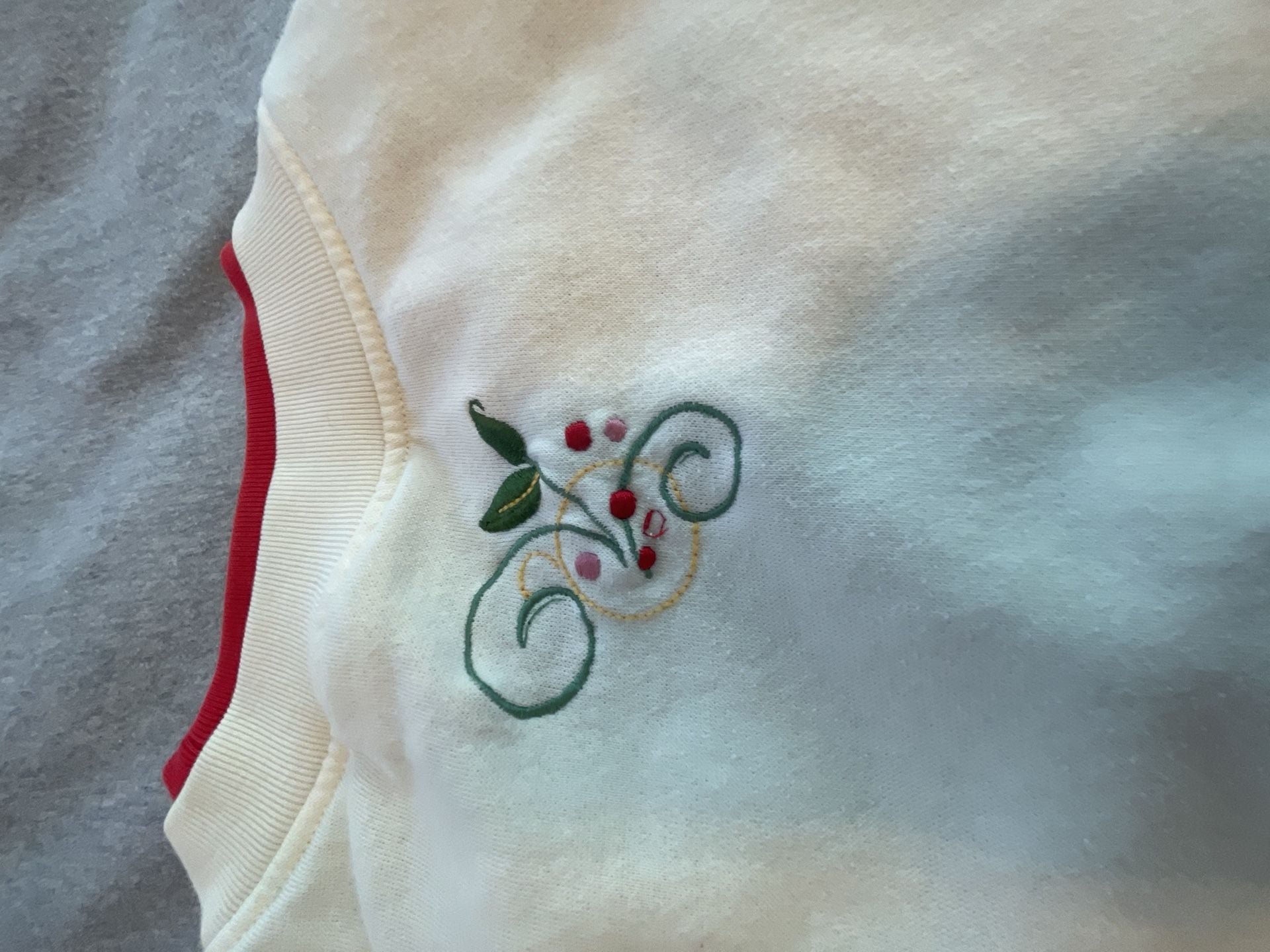 Cardinal Sweatshirt Size L White Embroidered Holiday Crewneck
Grandma chic
Fall 8