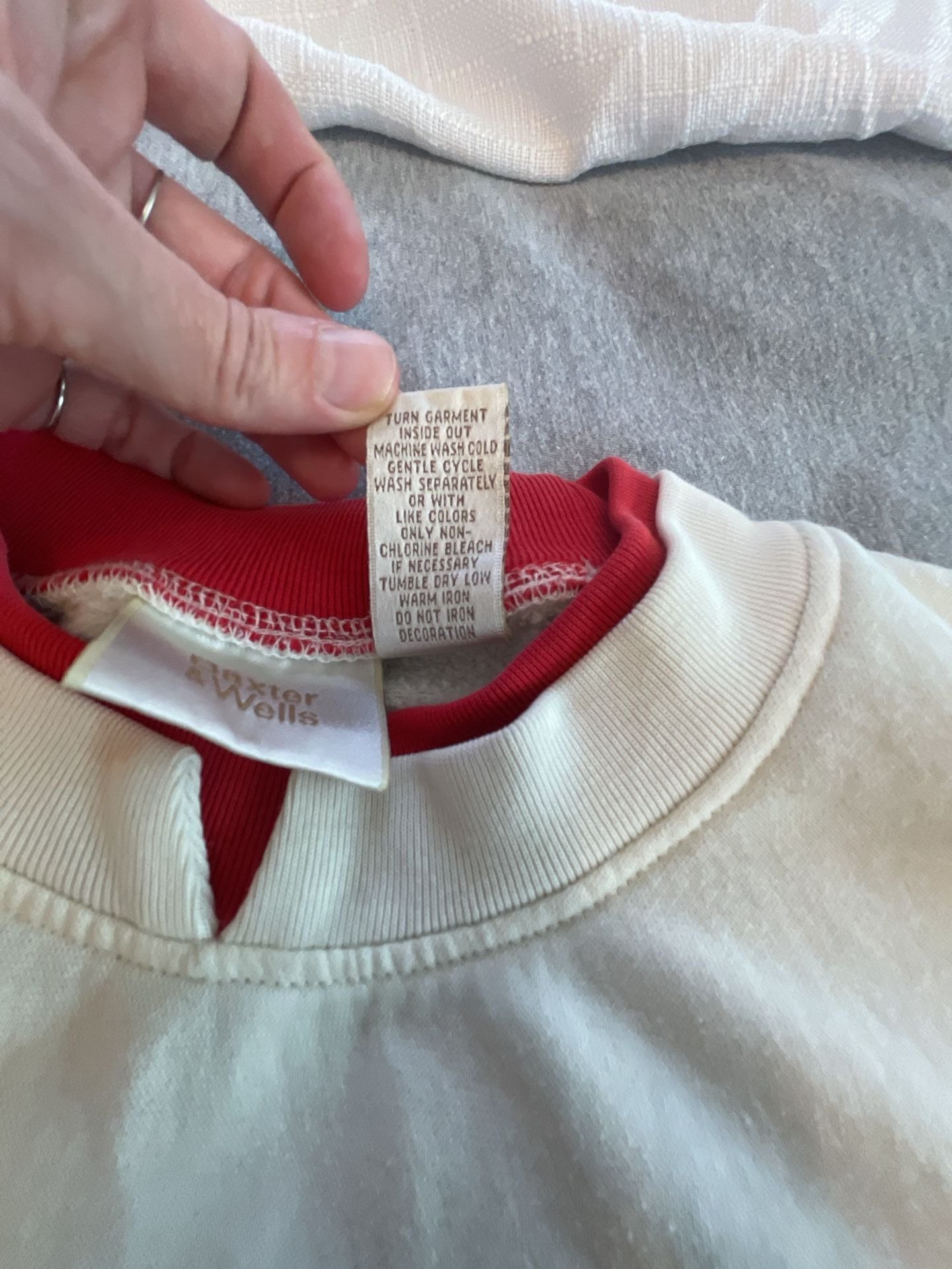 Cardinal Sweatshirt Size L White Embroidered Holiday Crewneck
Grandma chic
Fall 6