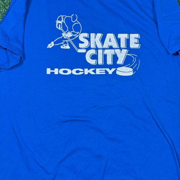 Fruit of the Loom Skate City Hockey T-Shirt Size L Blue Number 8