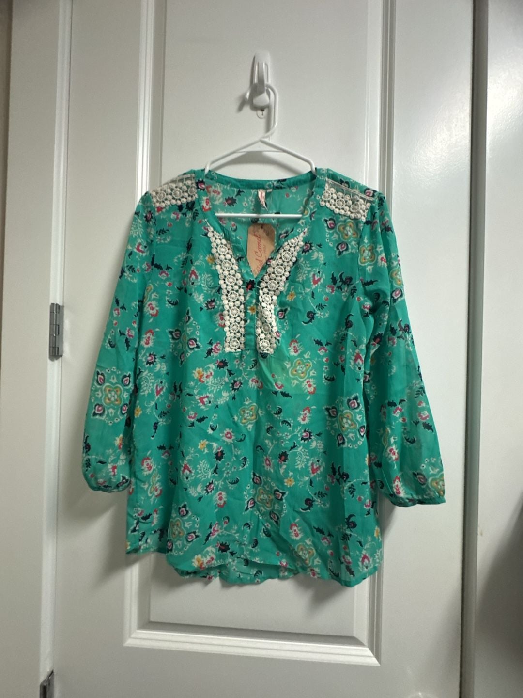 Women’s Red Camel Bombay Road Blouse Size S Green Floral Crochet 2