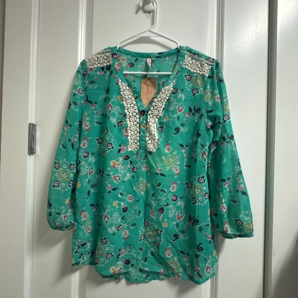 Women’s Red Camel Bombay Road Blouse Size S Green Floral Crochet