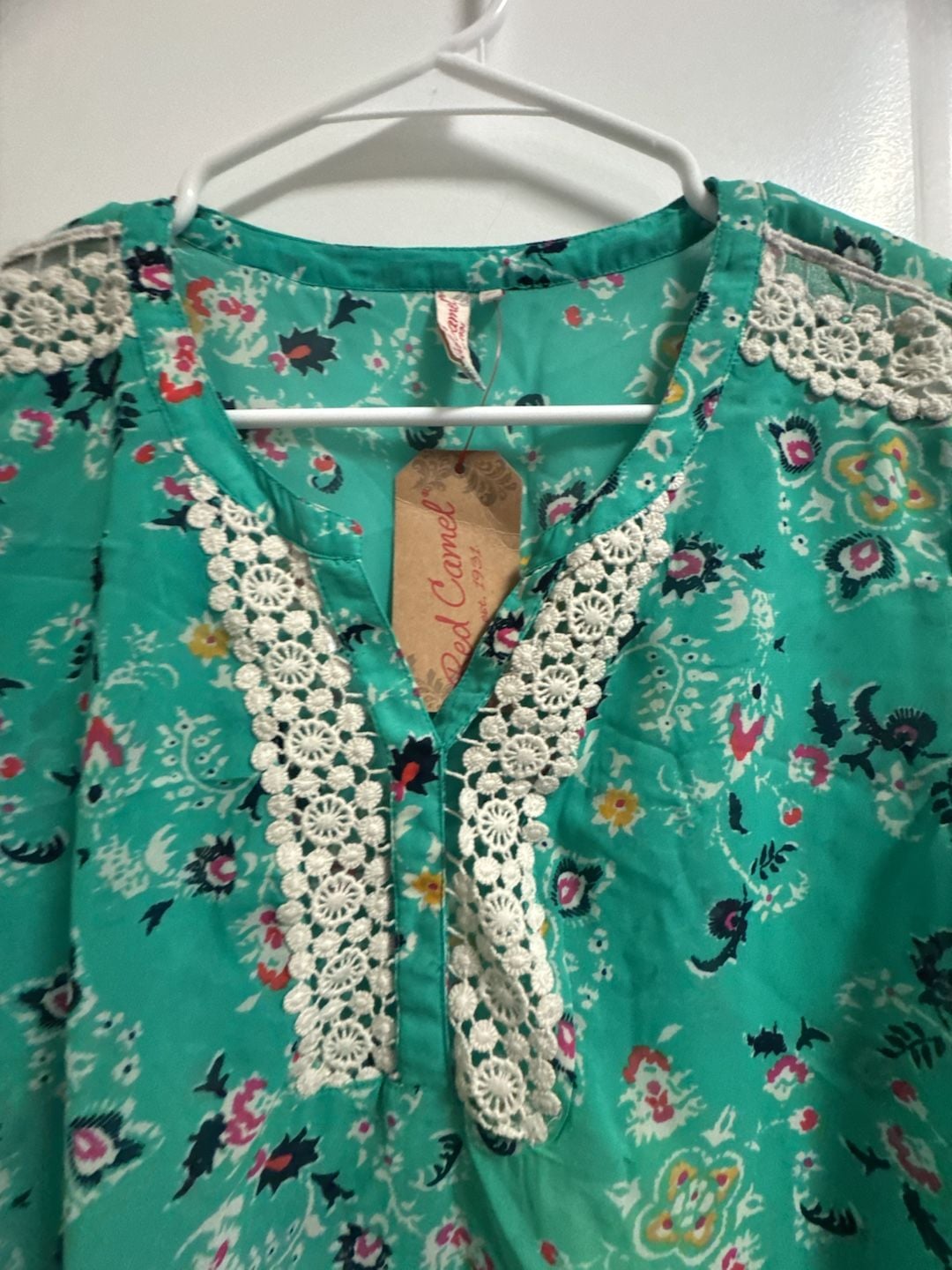 Women’s Red Camel Bombay Road Blouse Size S Green Floral Crochet 3