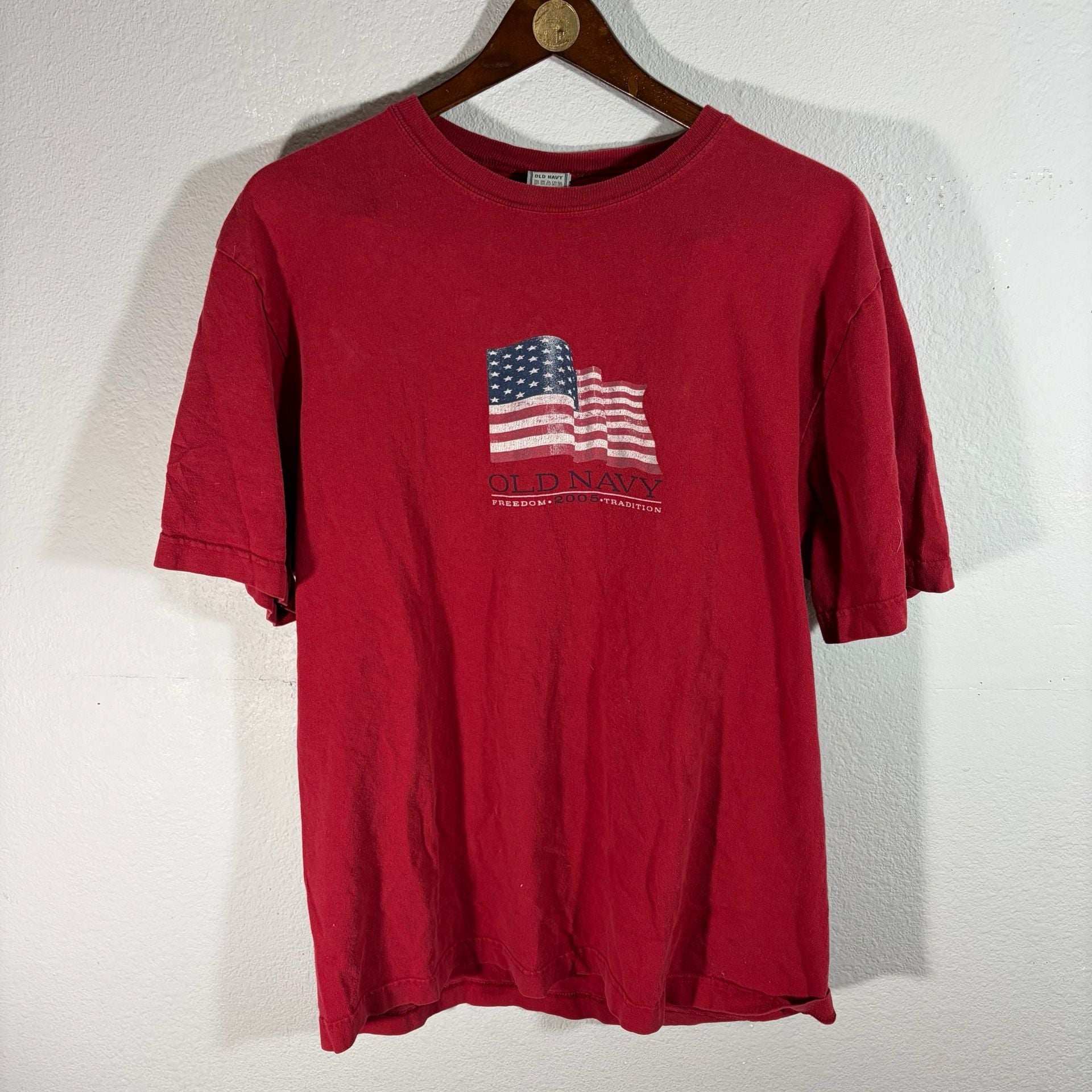 Old Navy T-Shirt Size L Red American Flag Freedom Tradition 2005 2