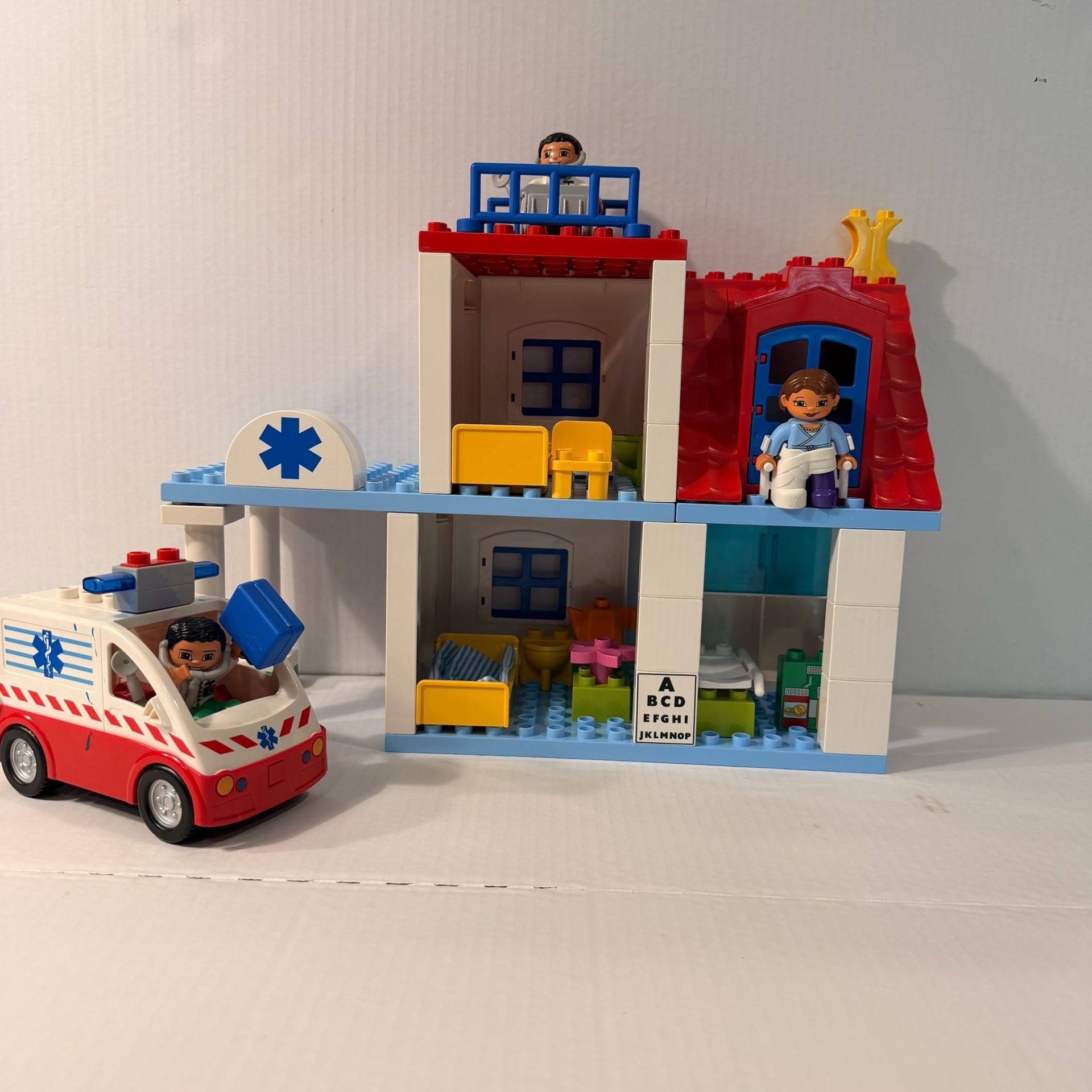Lego Duplo 5695 Doctor's Clinic Hospital Ambulance Set 1