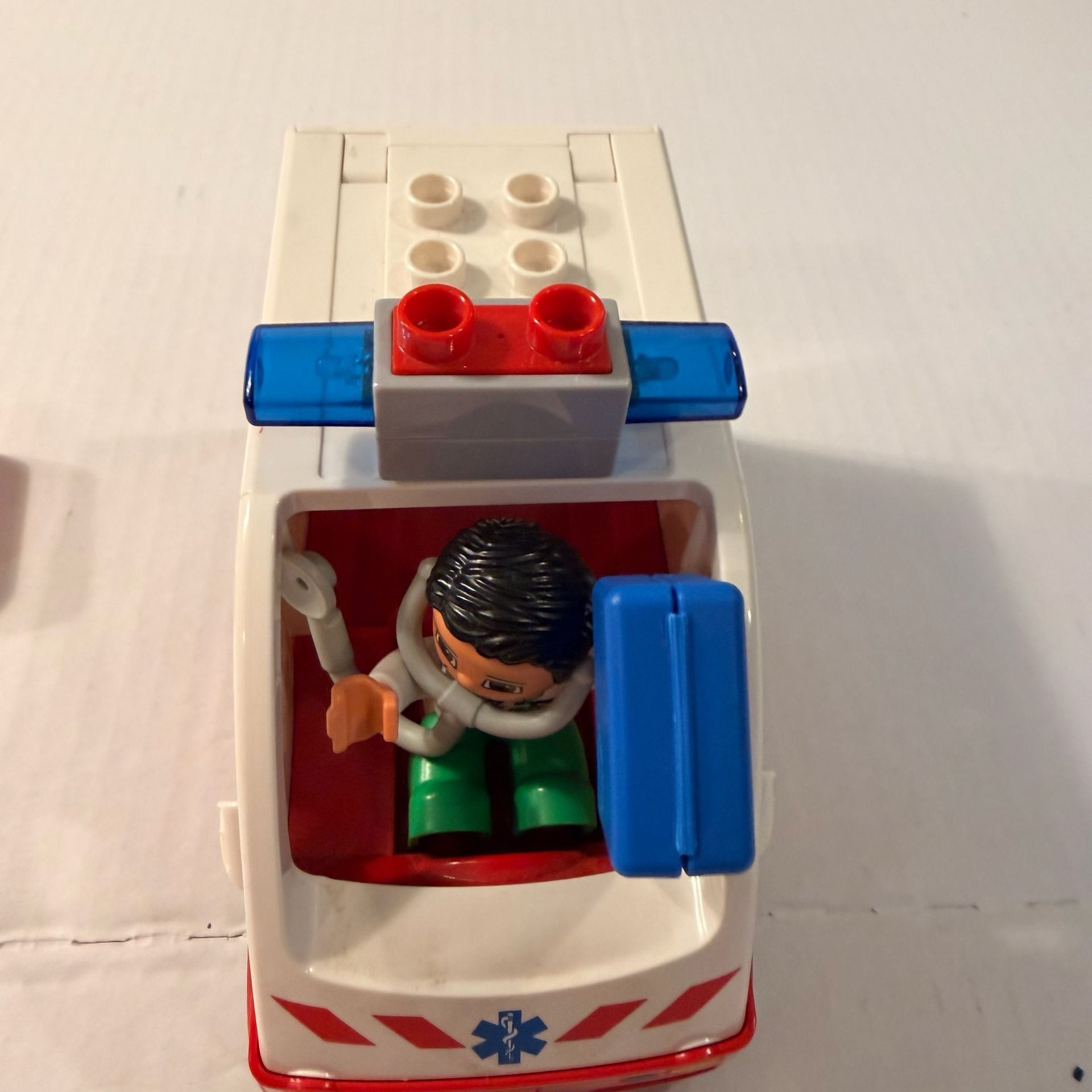 Lego Duplo 5695 Doctor's Clinic Hospital Ambulance Set 2