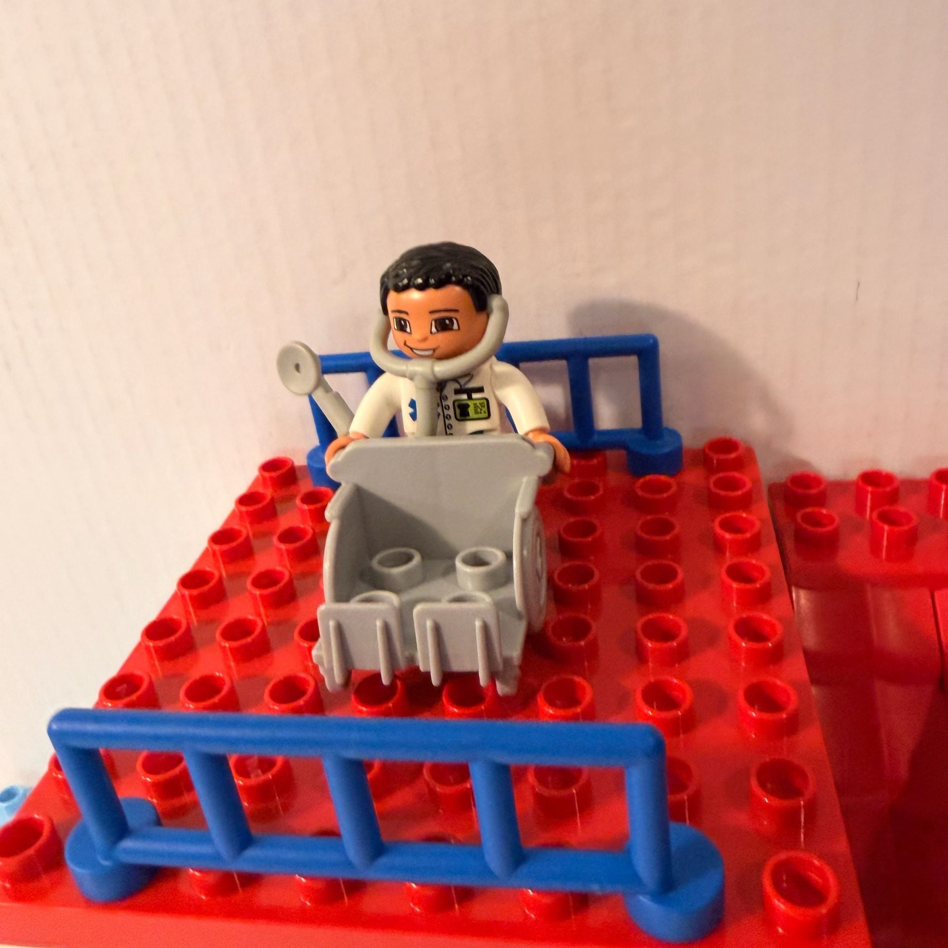 Lego Duplo 5695 Doctor's Clinic Hospital Ambulance Set 7