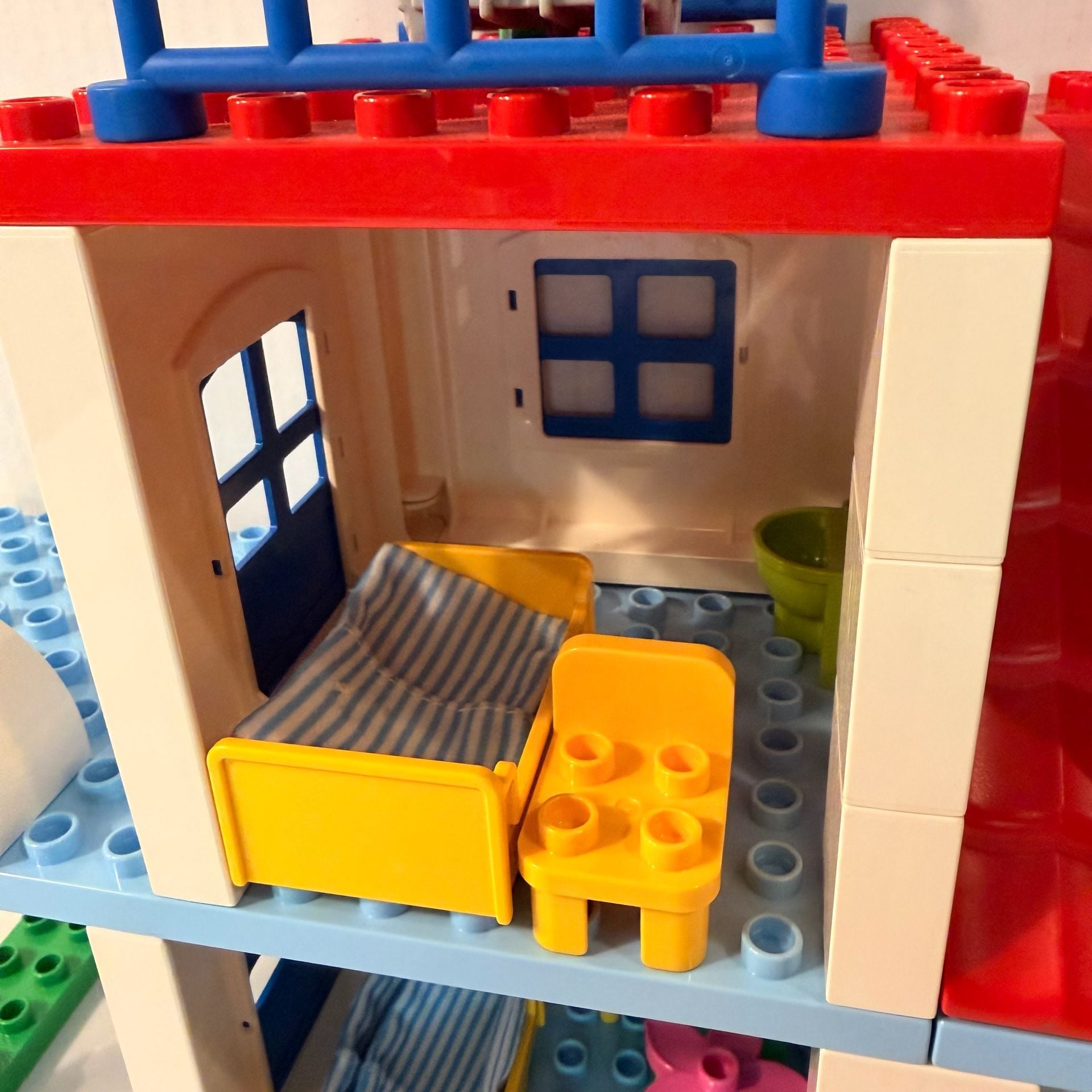Lego Duplo 5695 Doctor's Clinic Hospital Ambulance Set 8