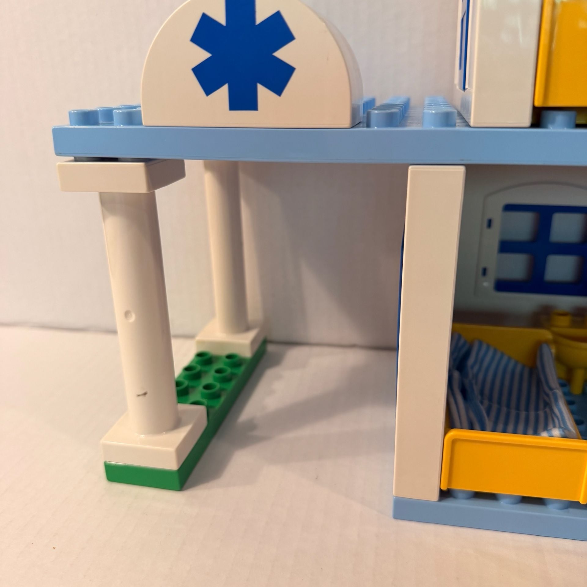 Lego Duplo 5695 Doctor's Clinic Hospital Ambulance Set 9