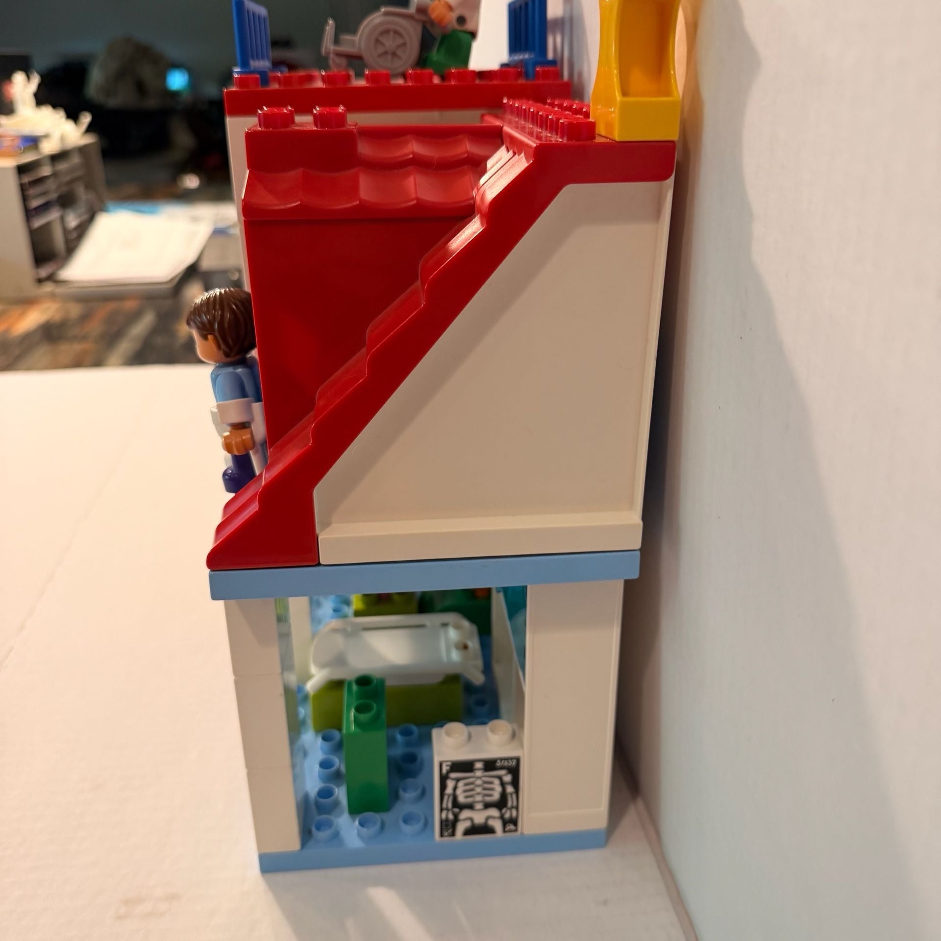 Lego Duplo 5695 Doctor's Clinic Hospital Ambulance Set 10