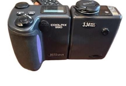 Nikon Coolpix 990 3.34MP Swivel Digital Camera 1