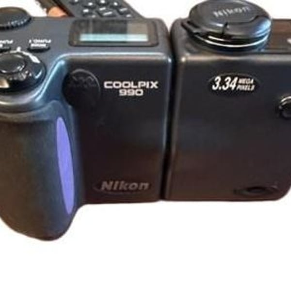 Nikon Coolpix 990 3.34MP Swivel Digital Camera