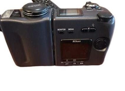 Nikon Coolpix 990 3.34MP Swivel Digital Camera 2