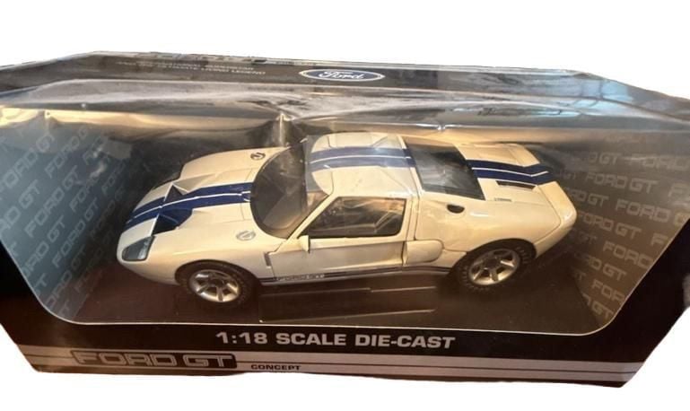 Ford GT Concept 1:18 Scale Die-Cast White Blue Stripes 2