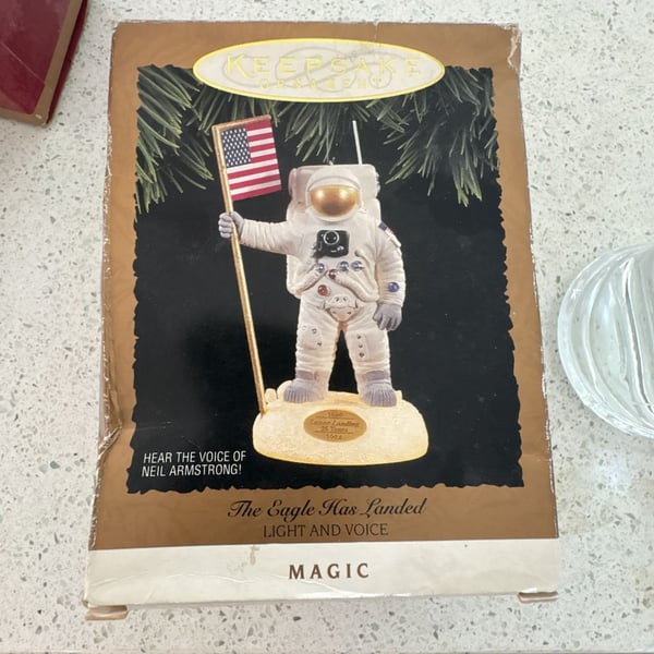 New Hallmark Keepsake The Eagle Has Landed Ornament Never been out of box
Box shows some wear. However it's never been opened