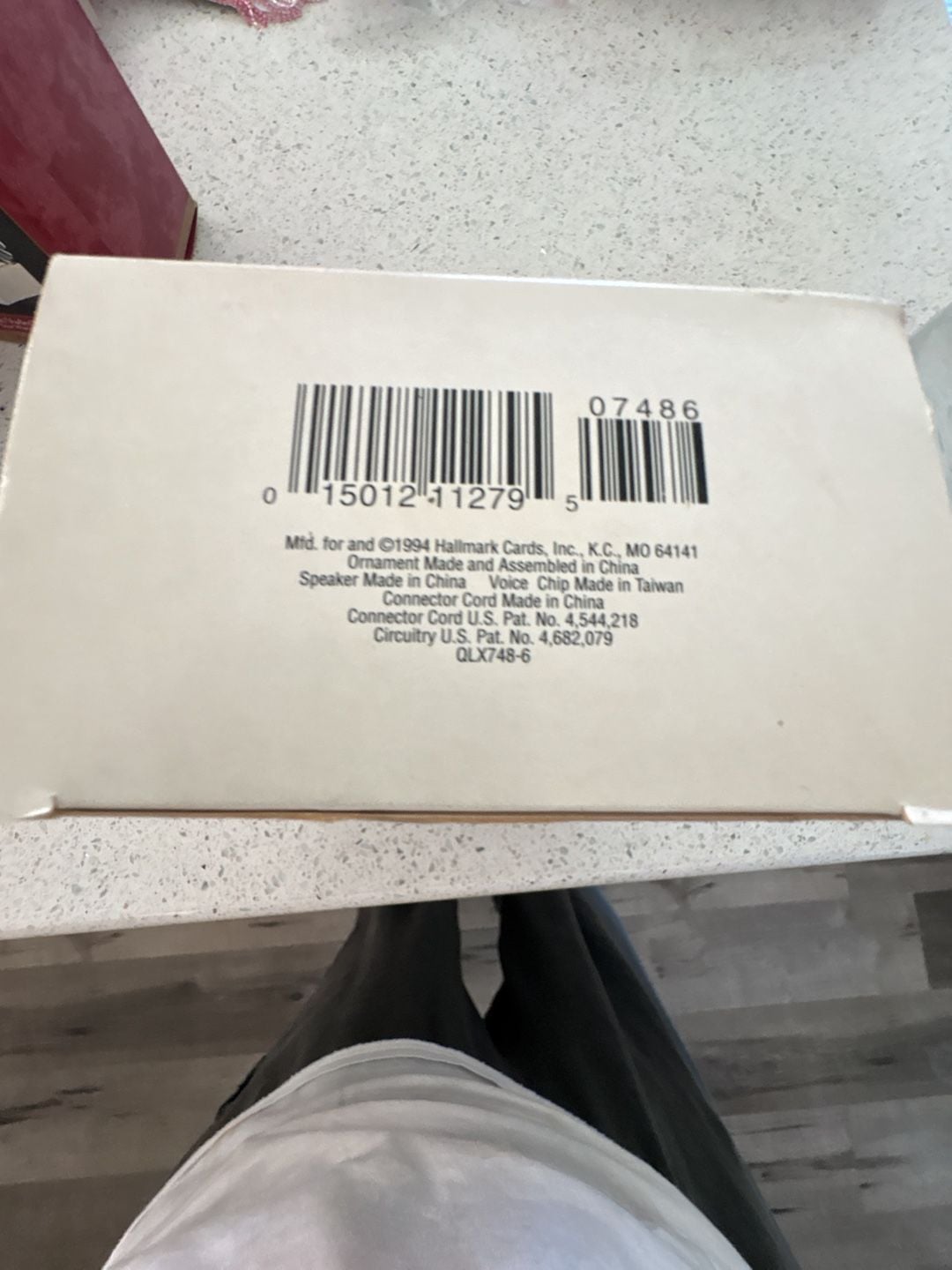 New Hallmark Keepsake The Eagle Has Landed Ornament Never been out of box
Box shows some wear. However it's never been opened 9