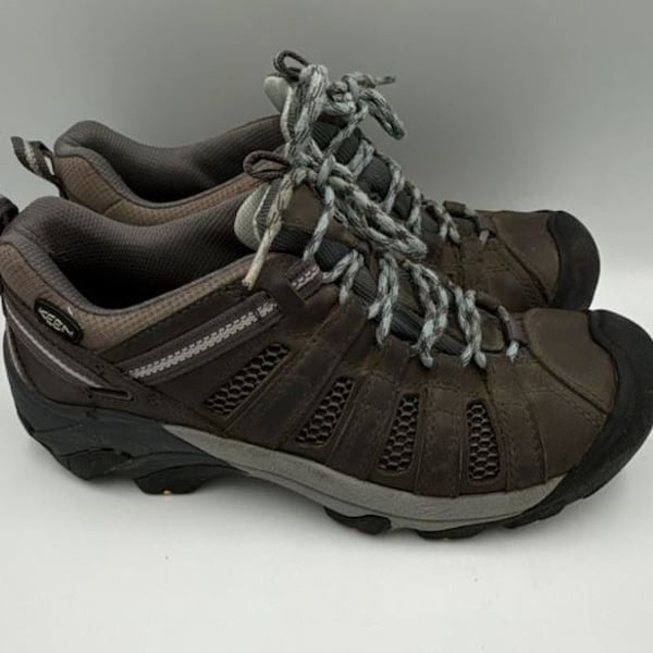 Keen Voyageur shoesMinor wear inside heels,Left heel glued outside
Size 9
#884