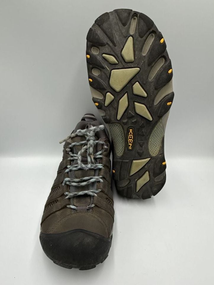 Keen Voyageur shoesMinor wear inside heels,Left heel glued outside
Size 9
#884 8