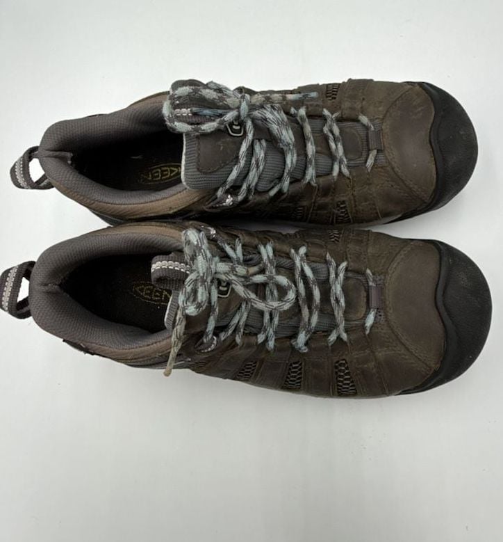 Keen Voyageur shoesMinor wear inside heels,Left heel glued outside
Size 9
#884 7