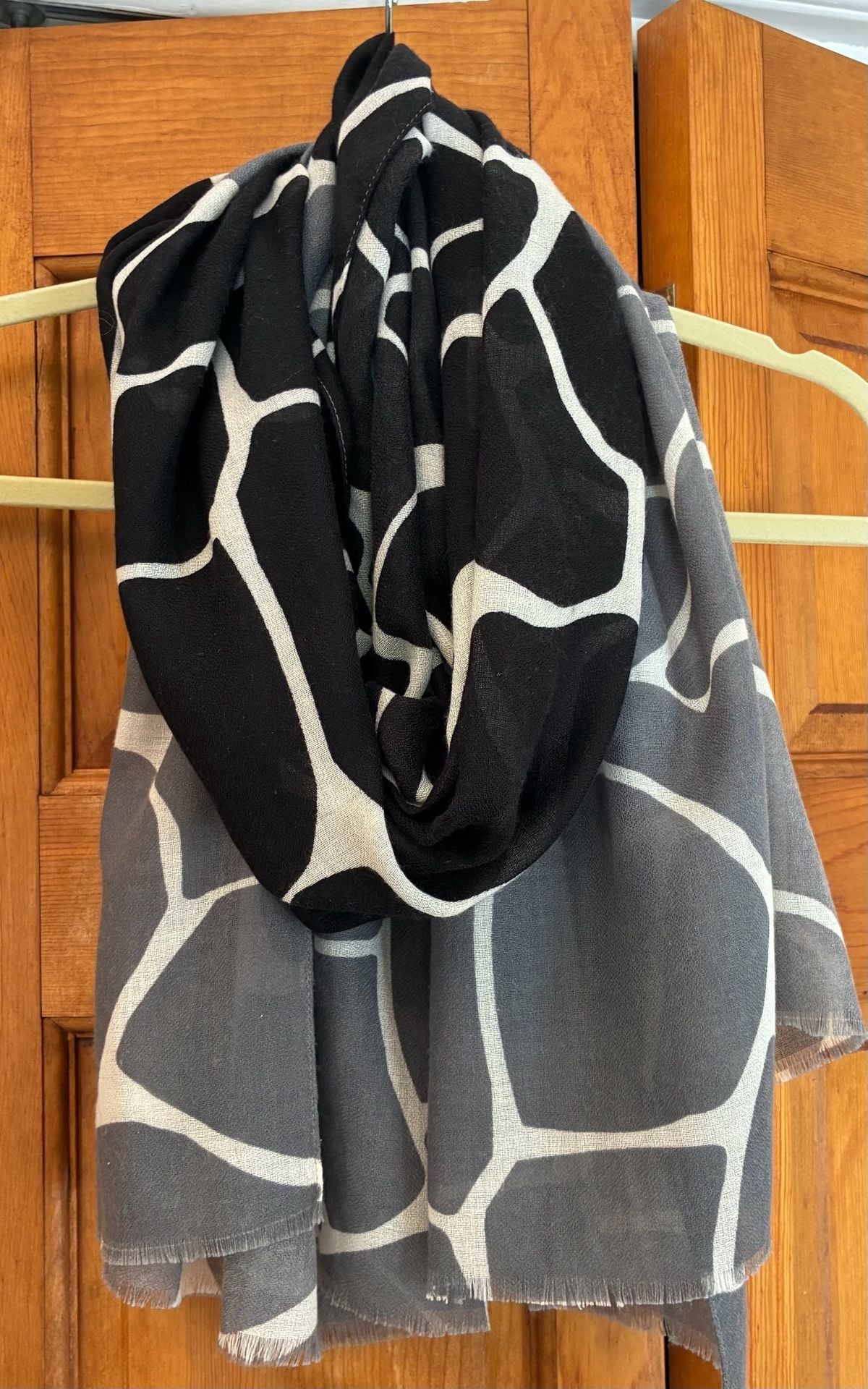 Unbranded Black Gray Giraffe Print Scarf 1