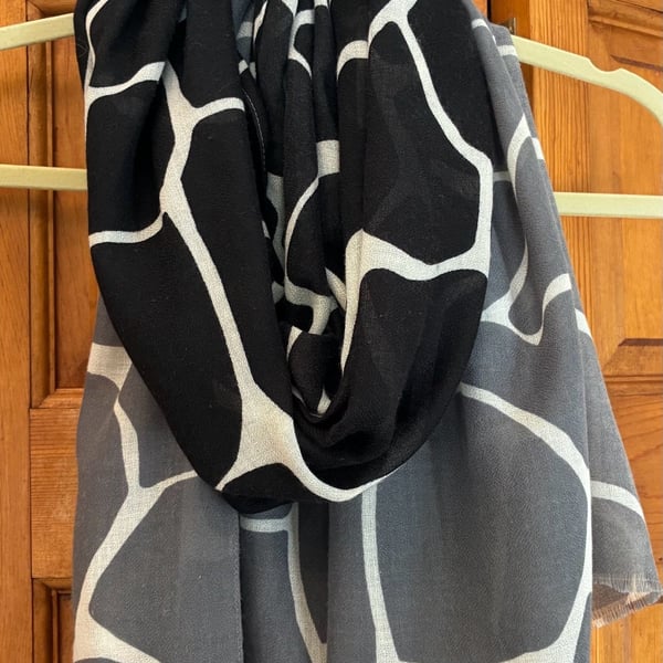 Unbranded Black Gray Giraffe Print Scarf