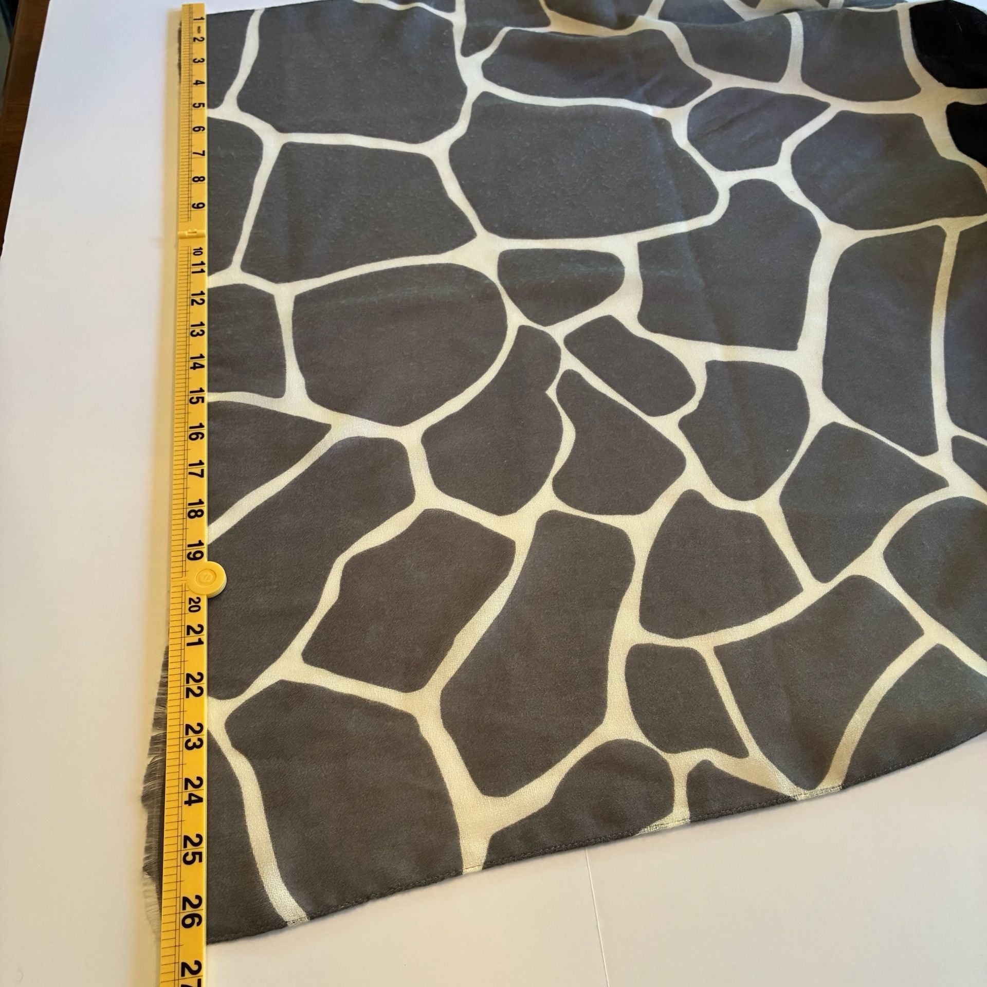 Unbranded Black Gray Giraffe Print Scarf 2