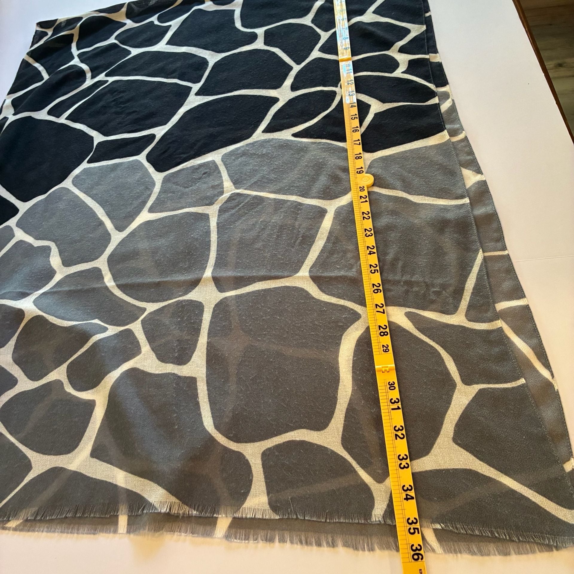 Unbranded Black Gray Giraffe Print Scarf 3