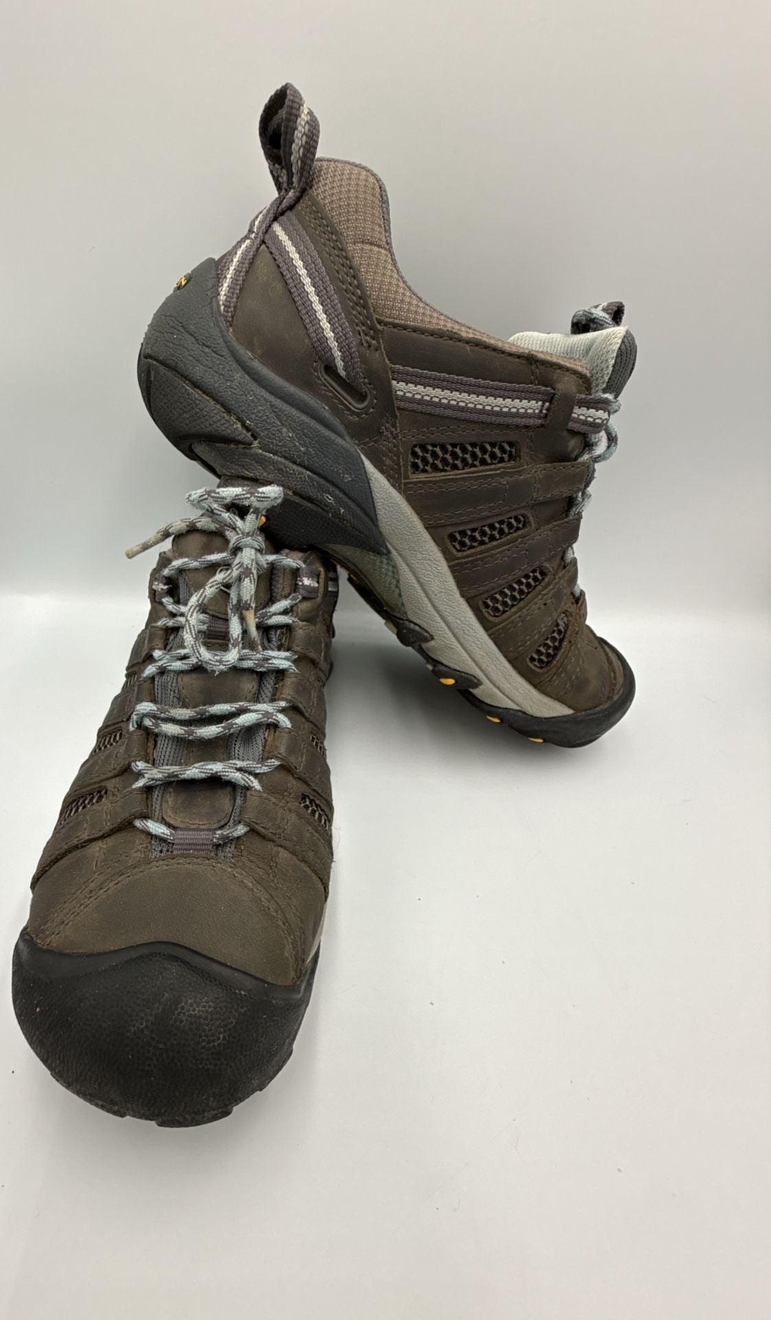 Keen Voyageur shoesMinor wear inside heels,Left heel glued outside
Size 9
#884 9
