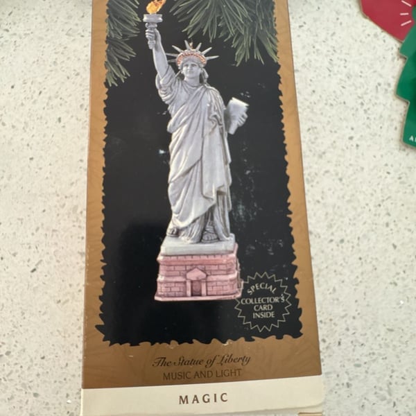 New Hallmark Keepsake Ornament The Statue of Liberty Music and Light 1996 Magic Never been opened