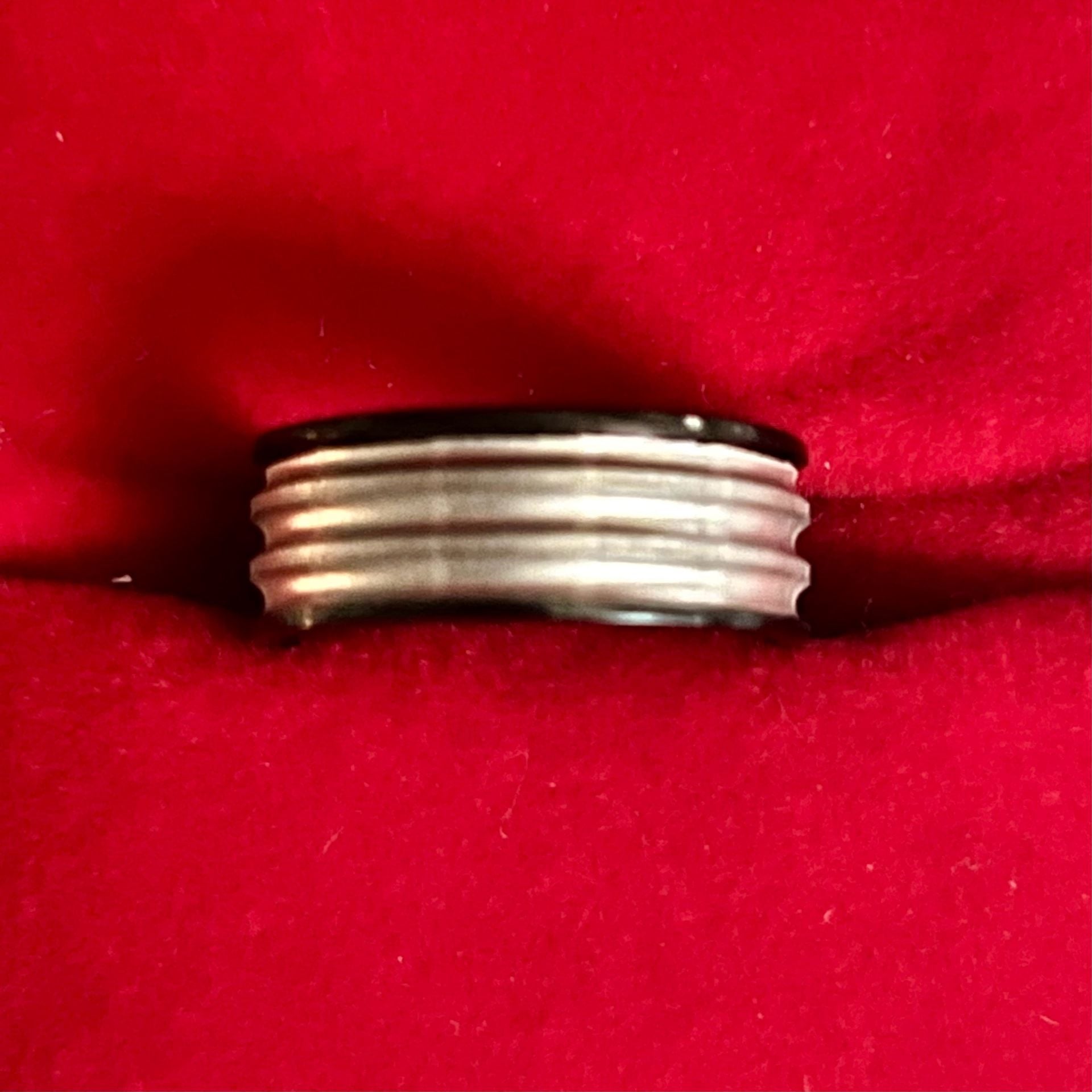 Multi-Groove Band Ring Black And Silver Size 5 3
