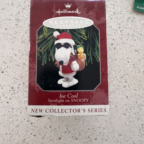 New Hallmark Keepsake Ornament Joe Cool Spotlight on Snoopy 1998
Never been opened
Slight storage wesr