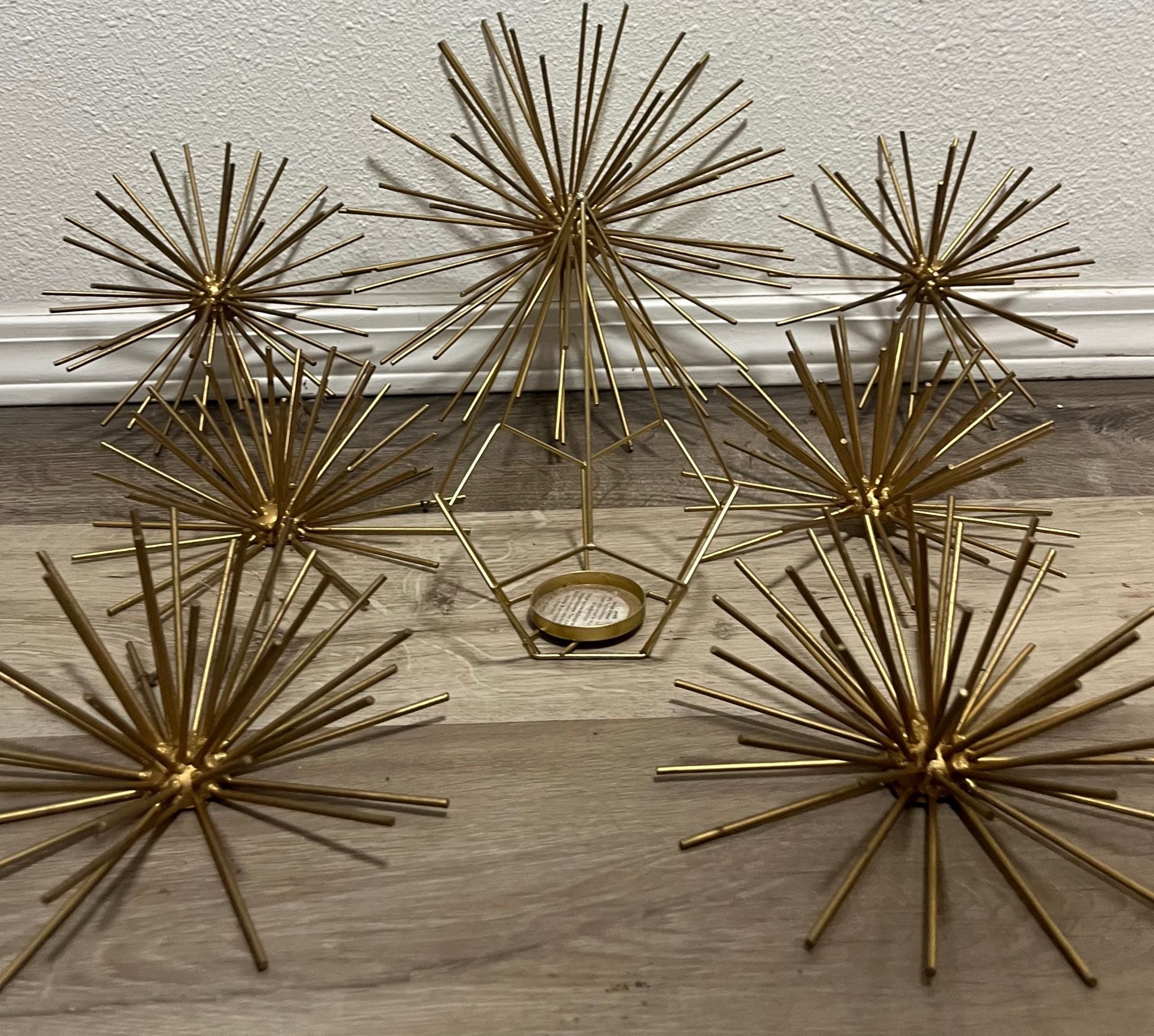 DecMode Gold Metal Urchin Starburst Tabletop Decor Set Geometric Candle Holder 1