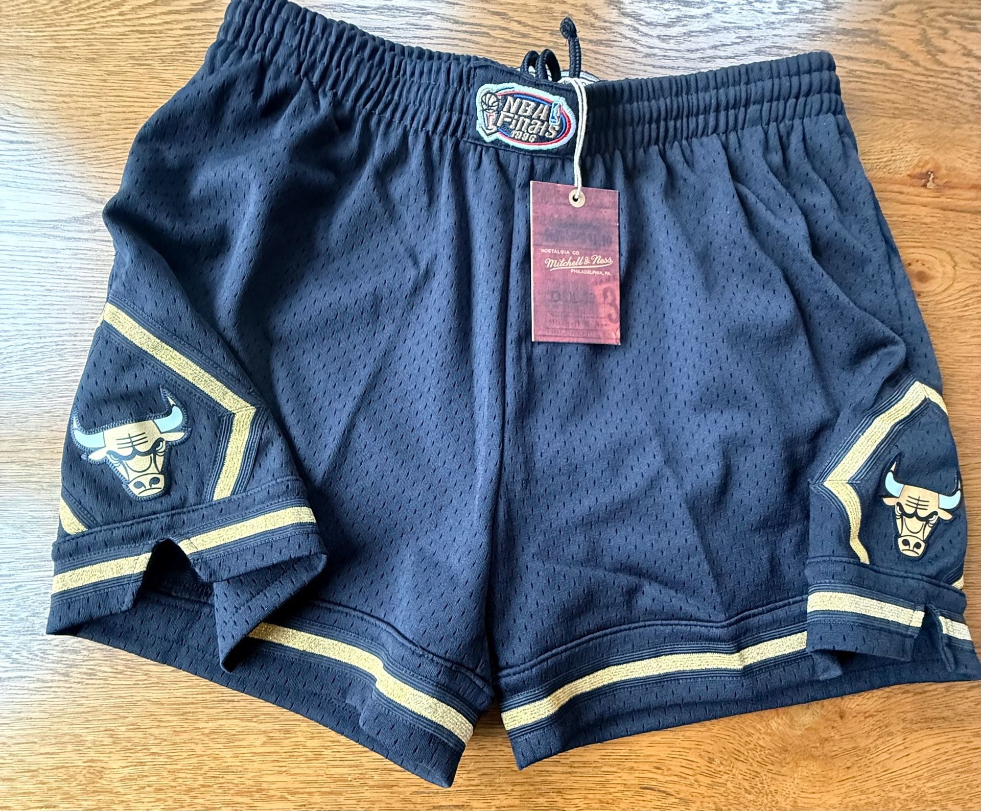 Mitchell & Ness Chicago Bulls Shorts Size XL Black Gold 2