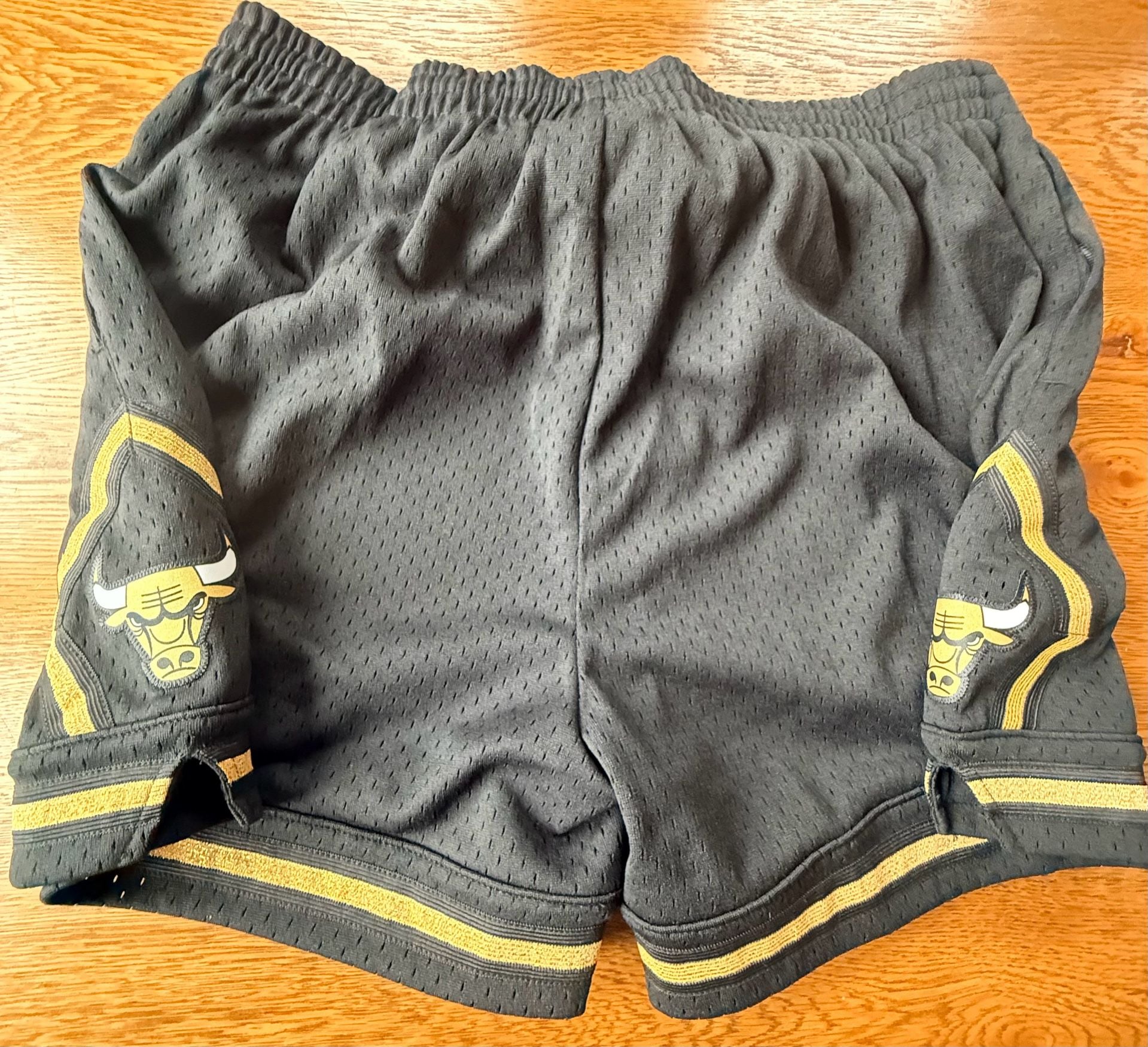Mitchell & Ness Chicago Bulls Shorts Size XL Black Gold 4