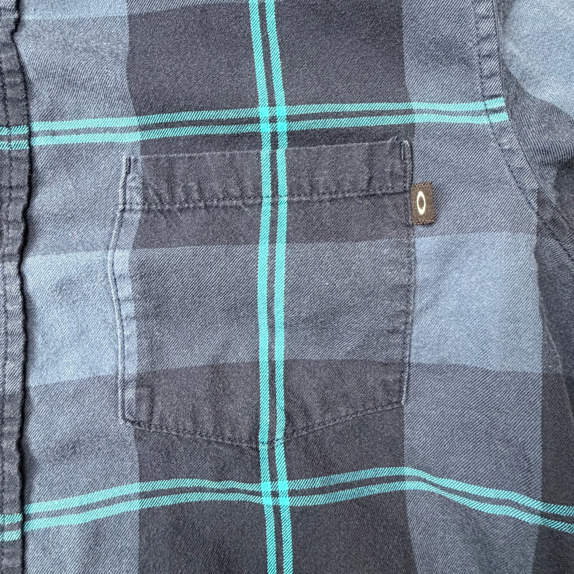 2010’s  geometric Oakley Plaid Long Sleeve Button Up Shirt Size M Blue 7