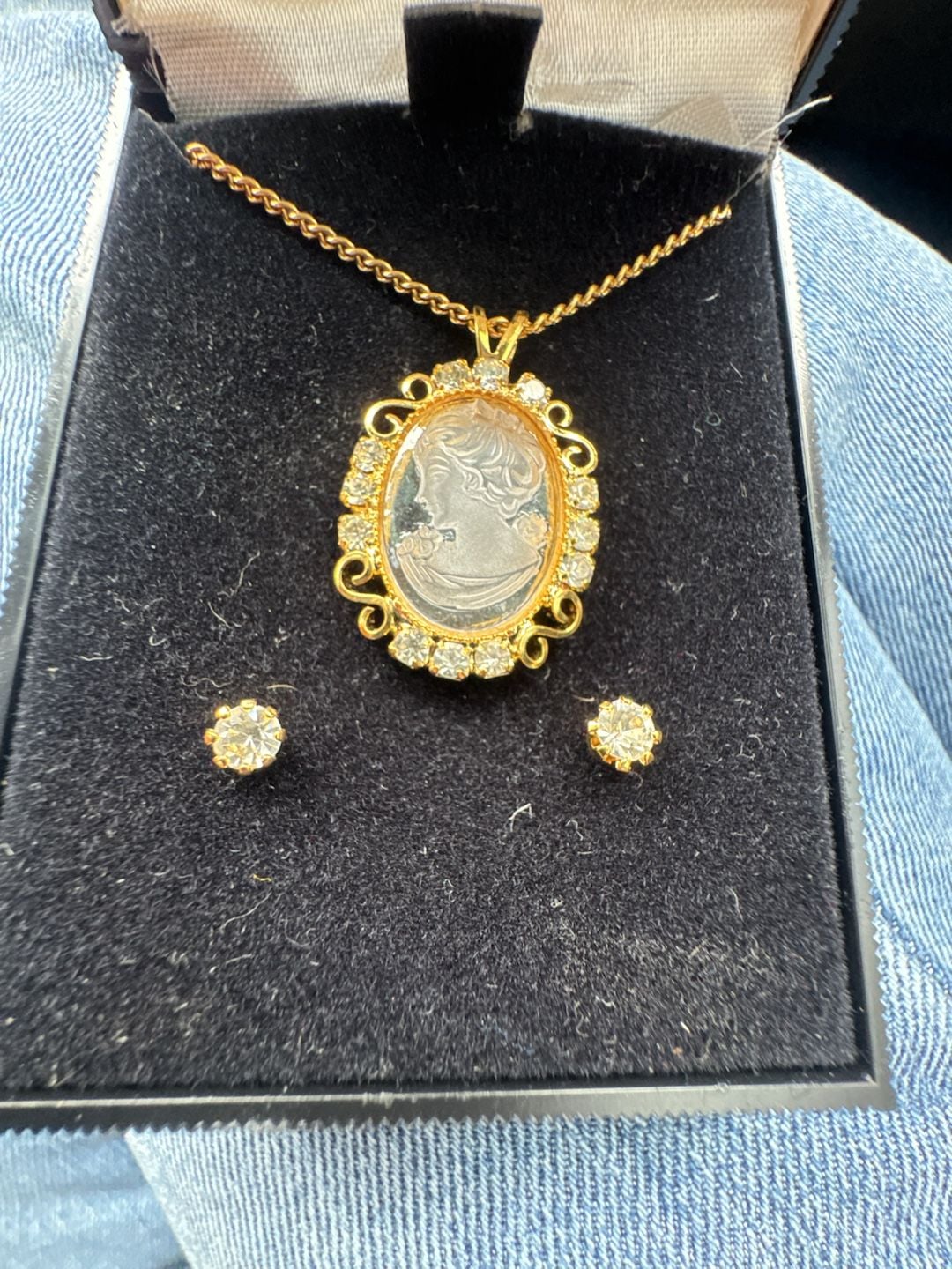 Vintage Gold Tone Cameo Pendant Necklace and Earrings Set 1