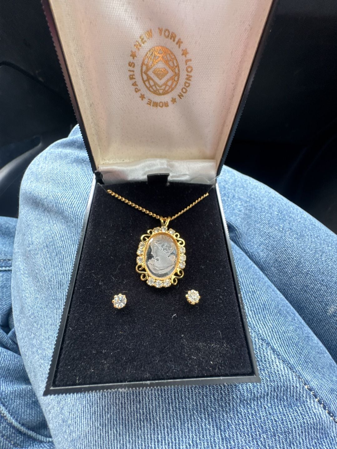 Vintage Gold Tone Cameo Pendant Necklace and Earrings Set 4