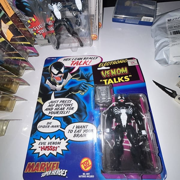 Toy Biz Marvel Super Heroes Electronic Venom Talks Action Figure 1991