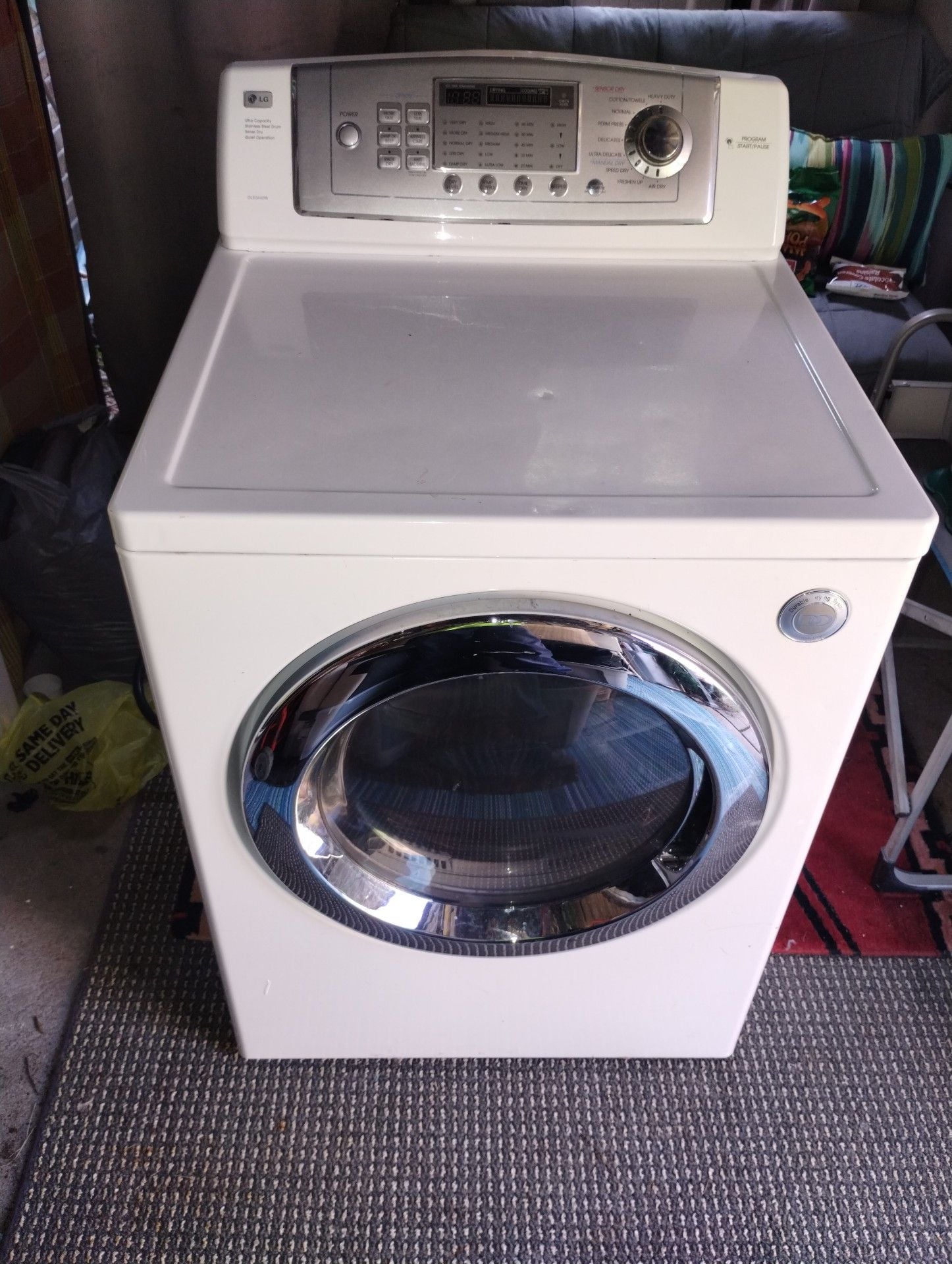 LG DLE0442W Electric Dryer White 1