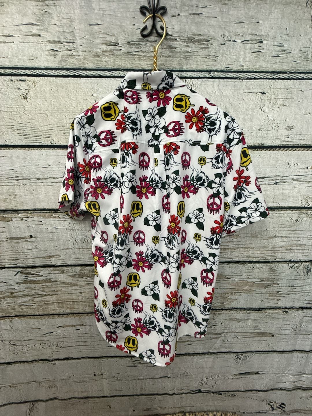 WXYZ Medium Skull Peace Smiley Short Sleeve Button Down Shirt 5
