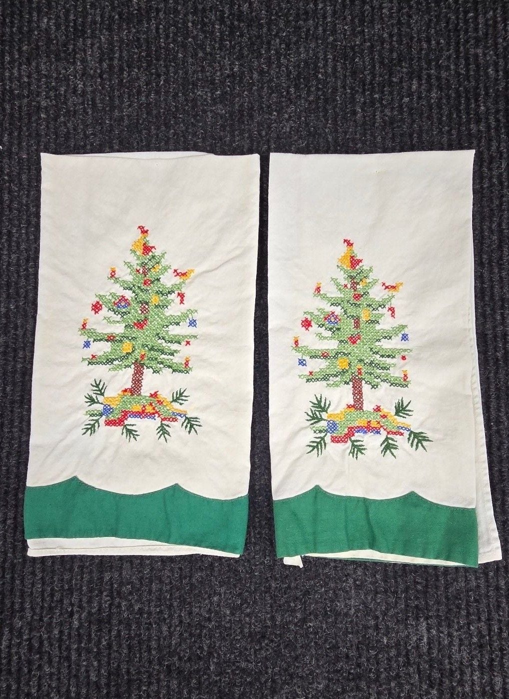 Lillian Vernon Christmas Tree Embroidered Hand Towels Set Of 2 1